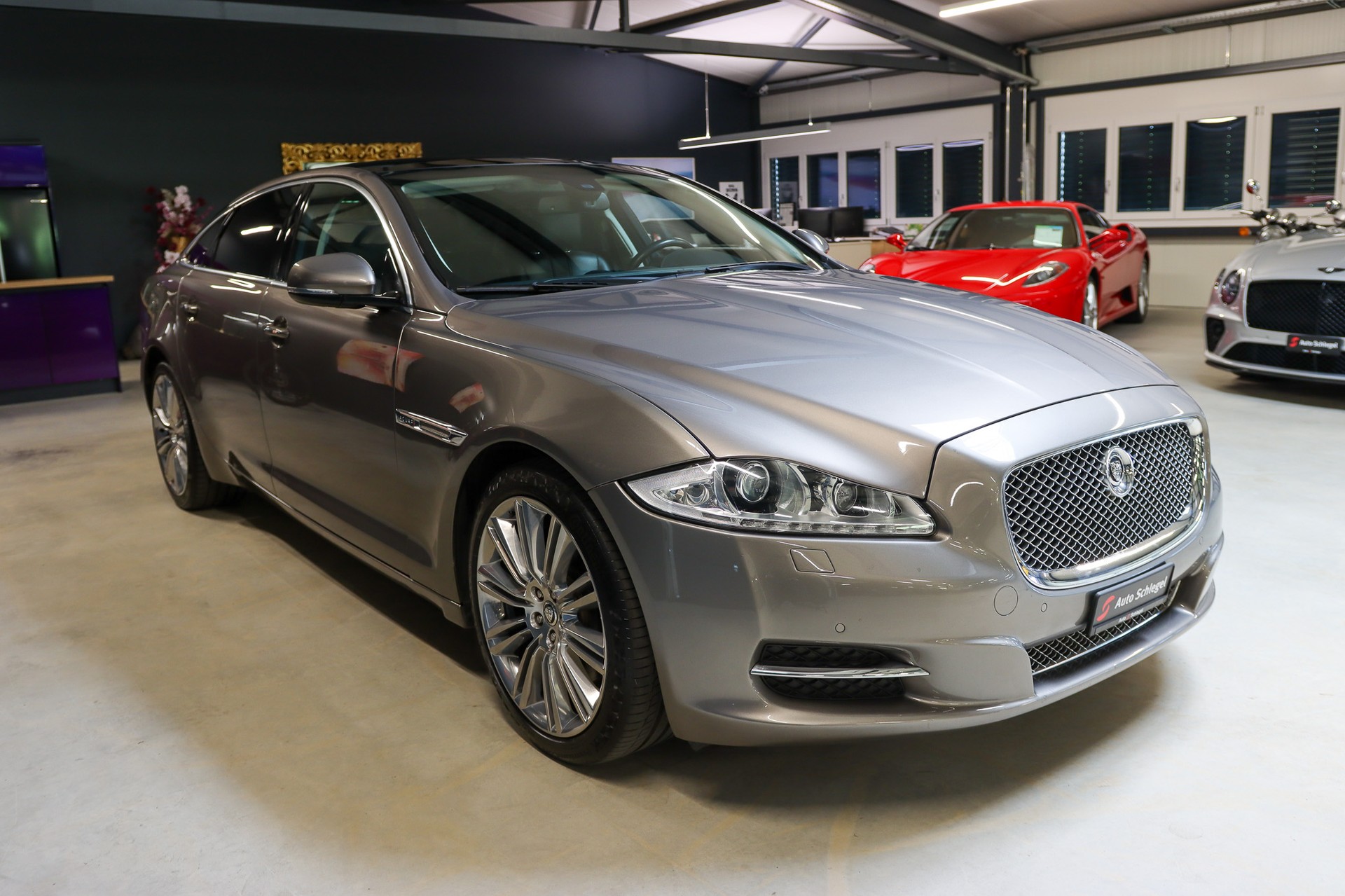 JAGUAR XJ LWB 3.0 V6 S/C Portfolio Automatic AWD-image-6
