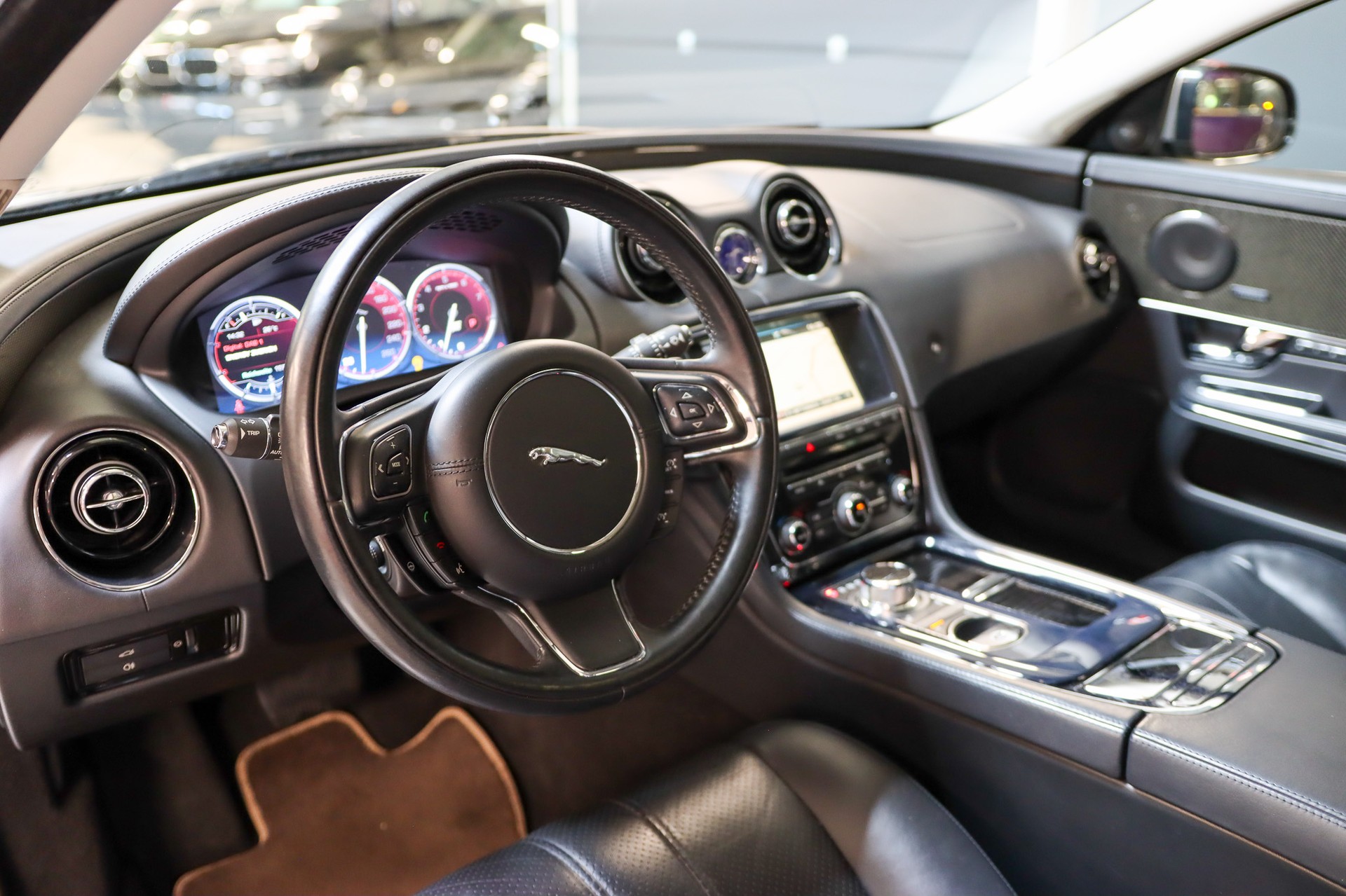 JAGUAR XJ LWB 3.0 V6 S/C Portfolio Automatic AWD-image-9