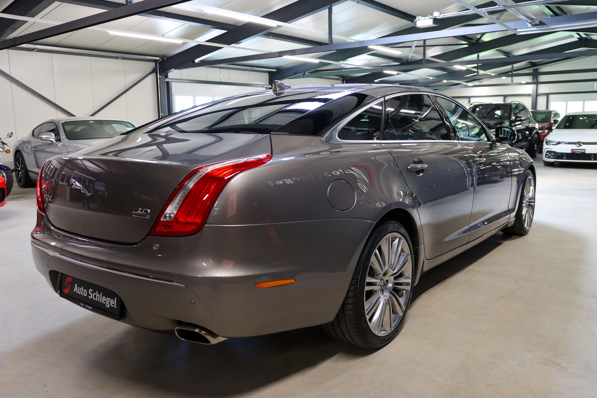 JAGUAR XJ LWB 3.0 V6 S/C Portfolio Automatic AWD-image-5