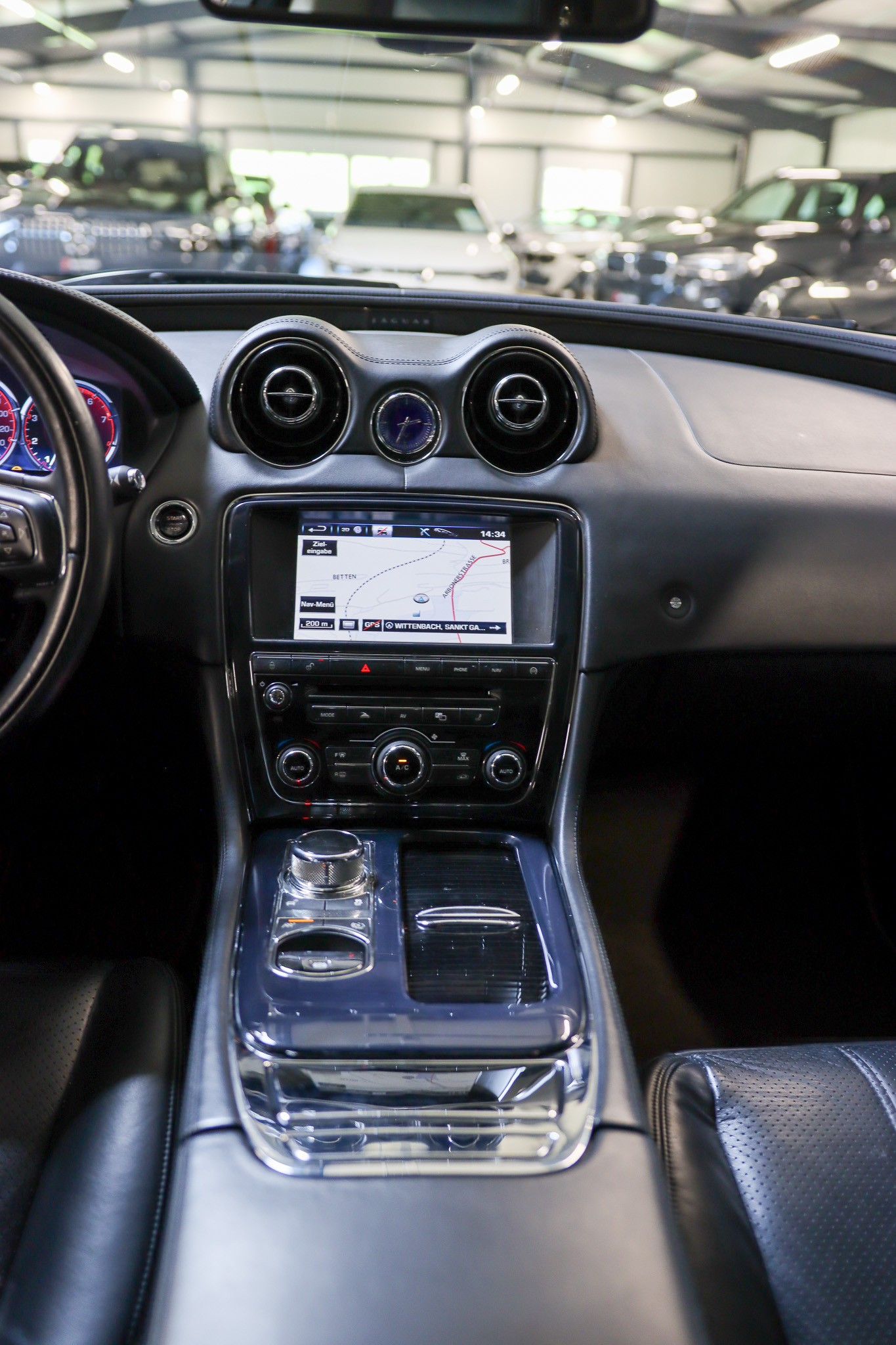 JAGUAR XJ LWB 3.0 V6 S/C Portfolio Automatic AWD-image-11
