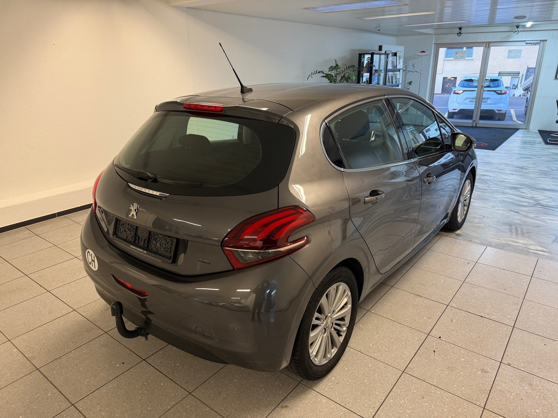 PEUGEOT 208 1.2 PureTech Allure-image-4
