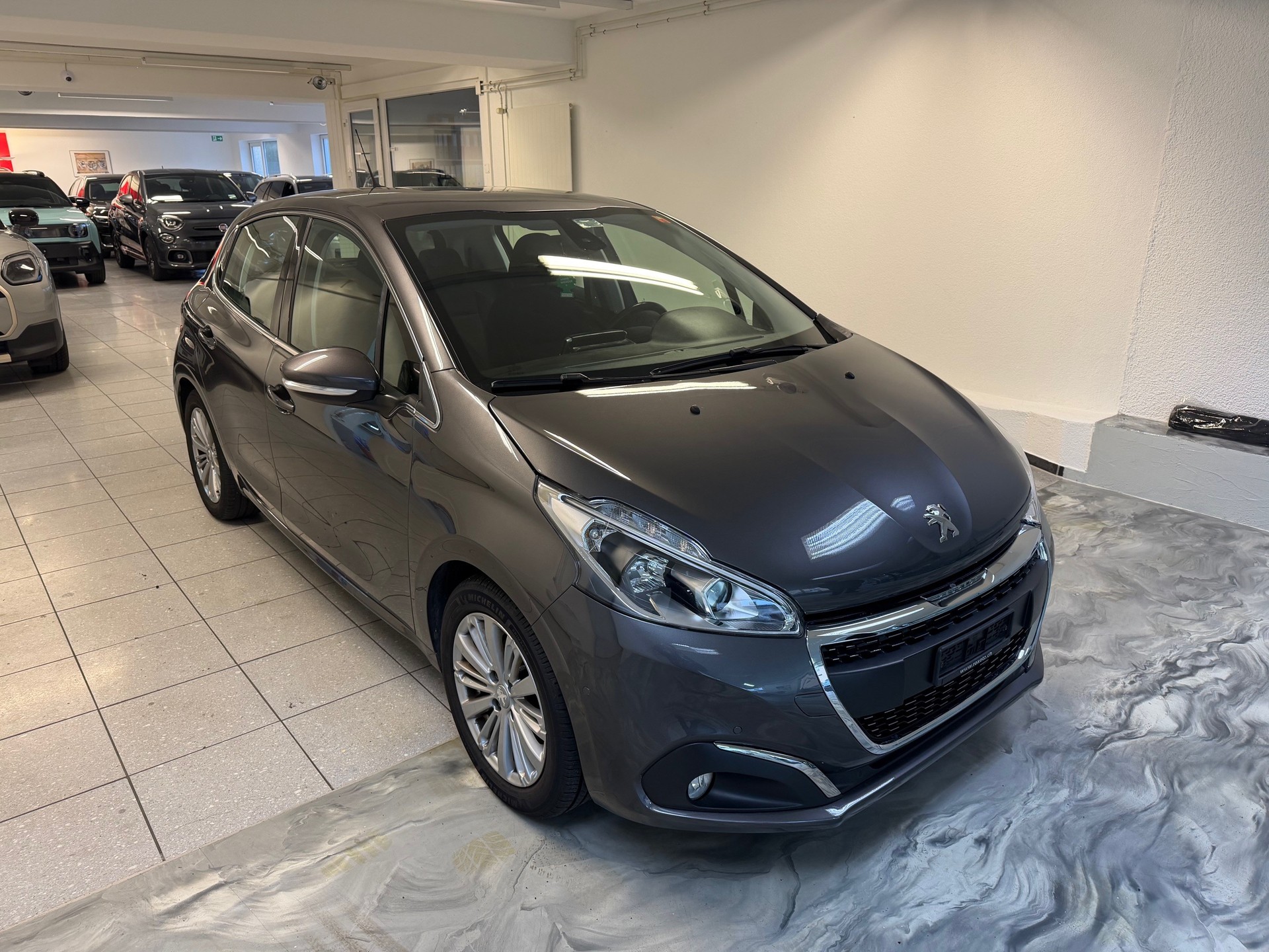 PEUGEOT 208 1.2 PureTech Allure-showroom-element-2