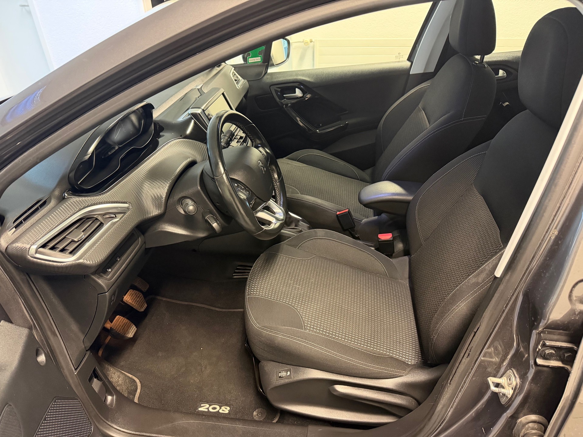 PEUGEOT 208 1.2 PureTech Allure-image-9