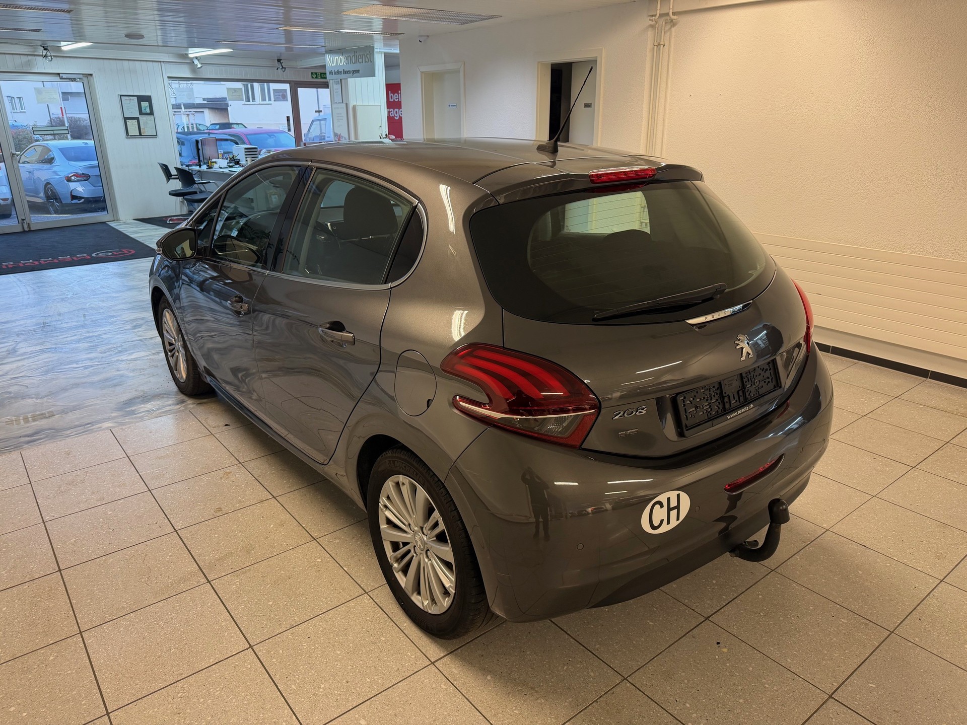 PEUGEOT 208 1.2 PureTech Allure-image-6