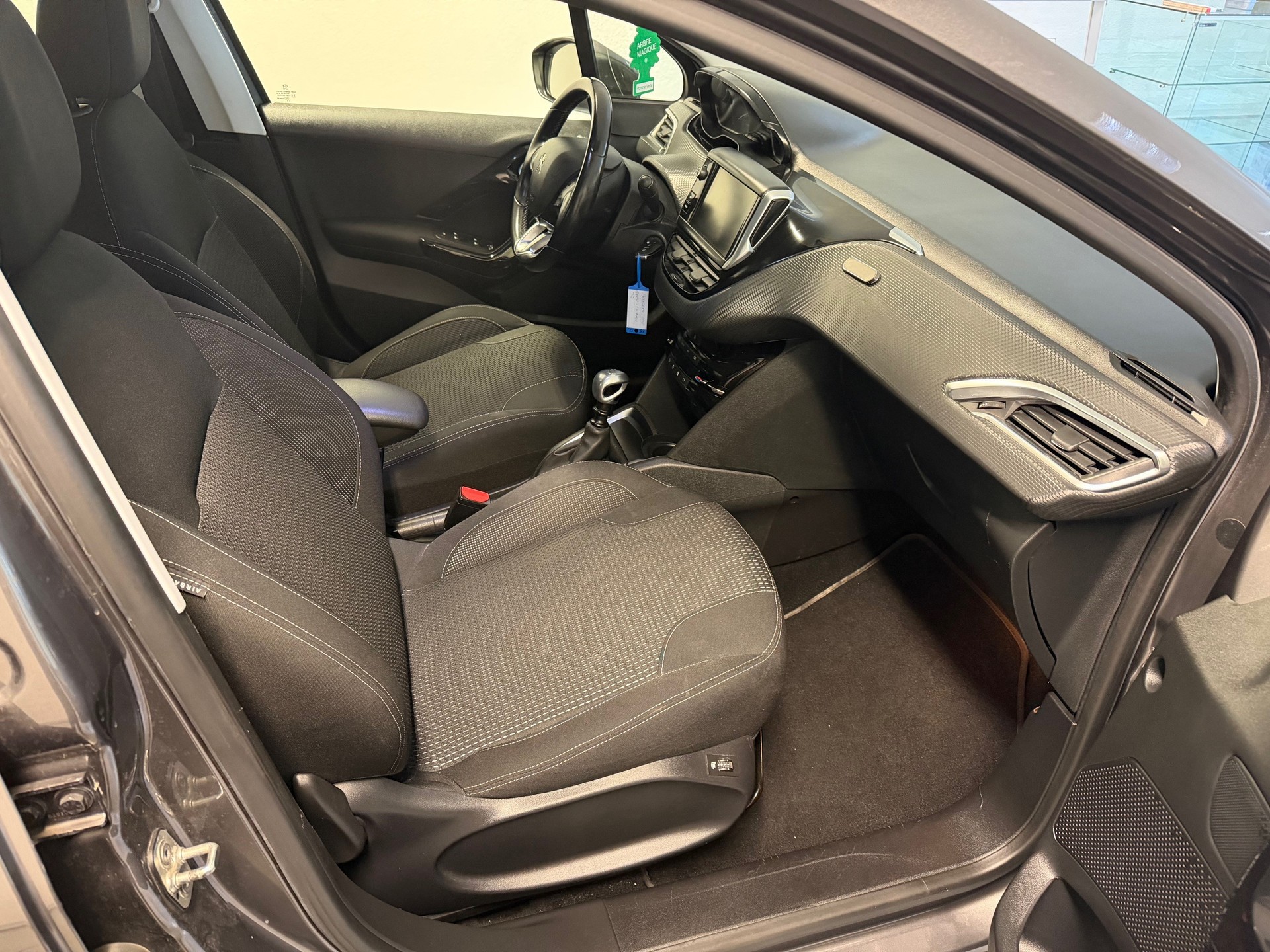 PEUGEOT 208 1.2 PureTech Allure-image-13