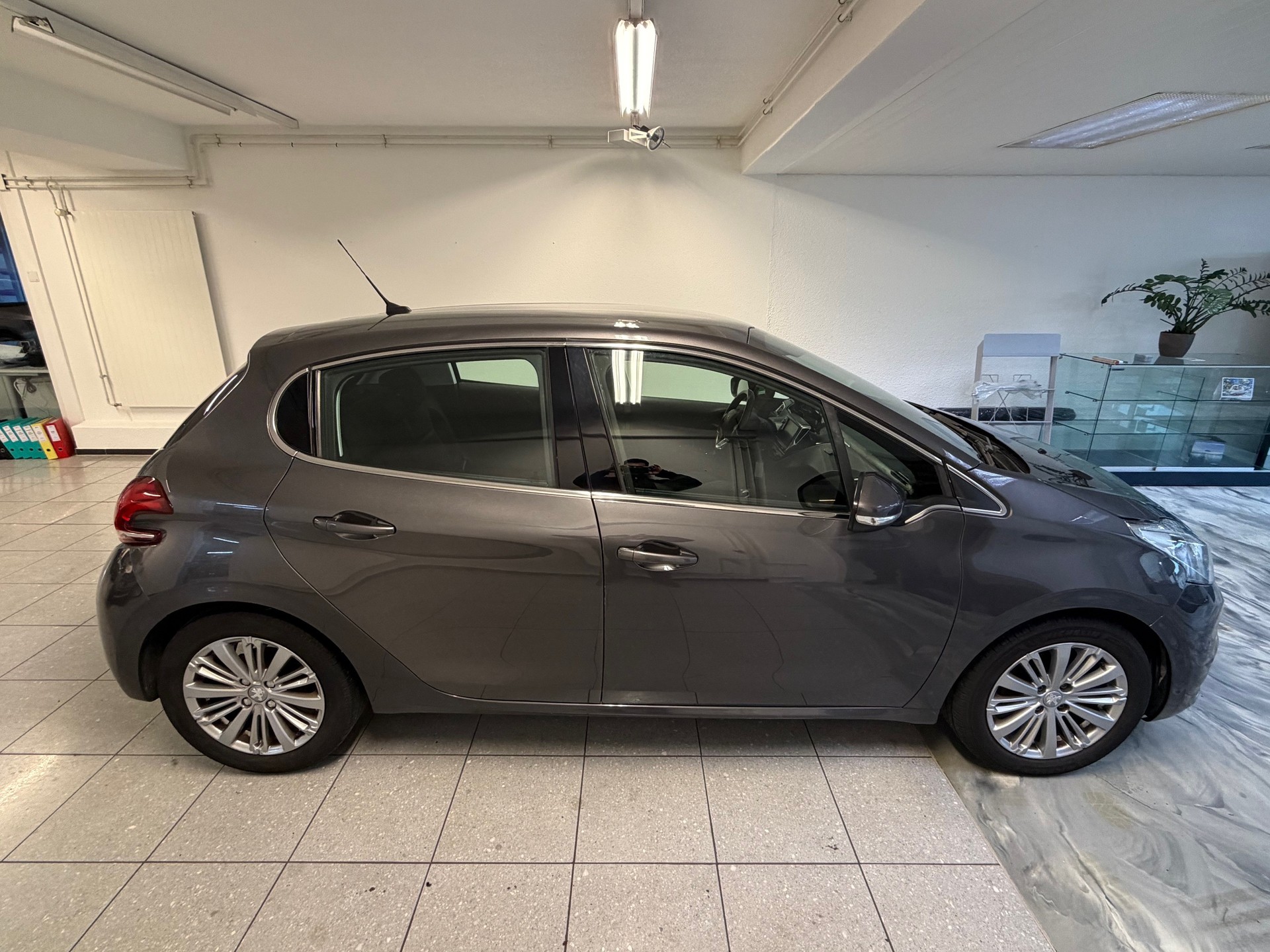 PEUGEOT 208 1.2 PureTech Allure-showroom-element-3