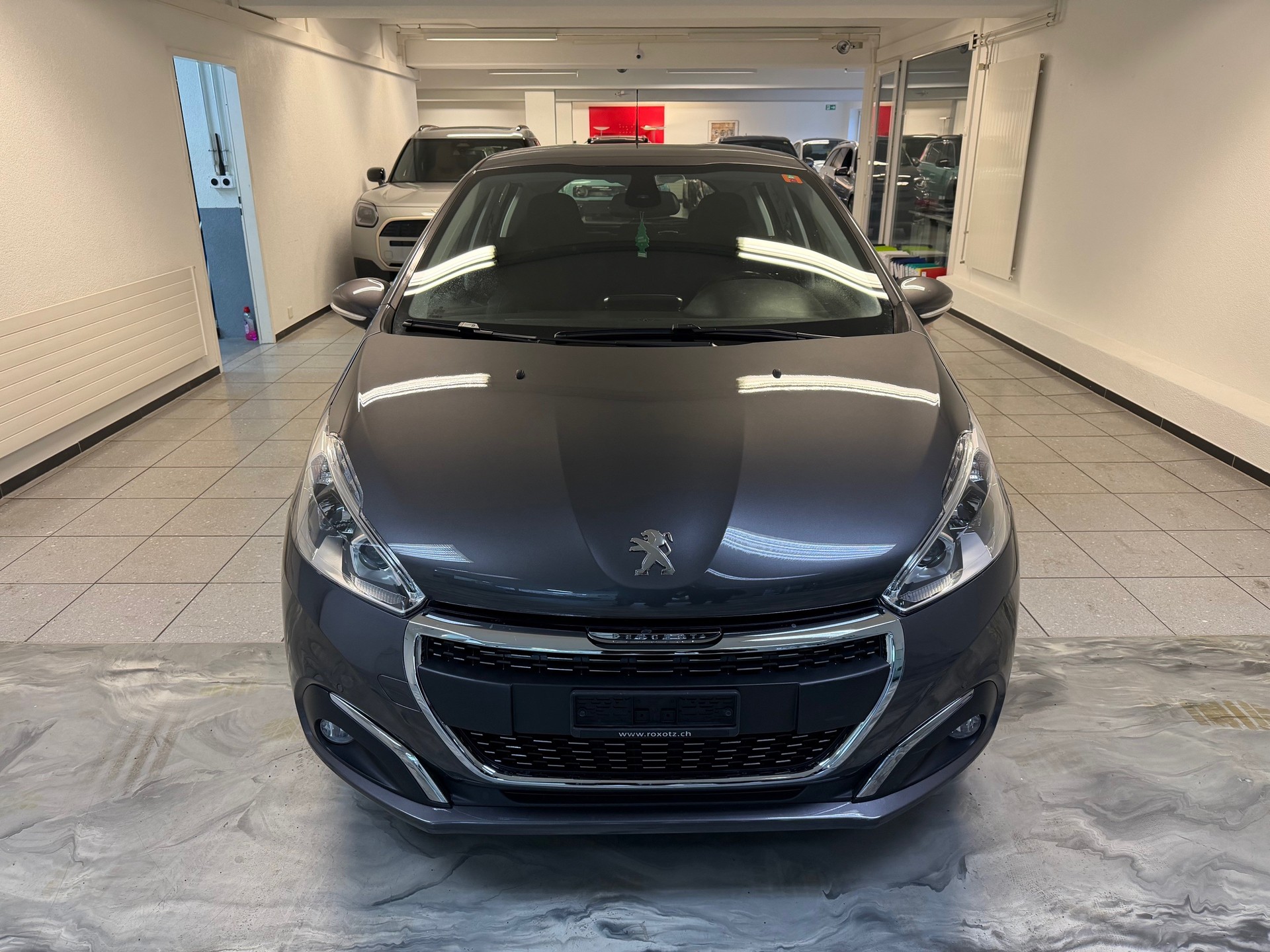 PEUGEOT 208 1.2 PureTech Allure-showroom-element-1