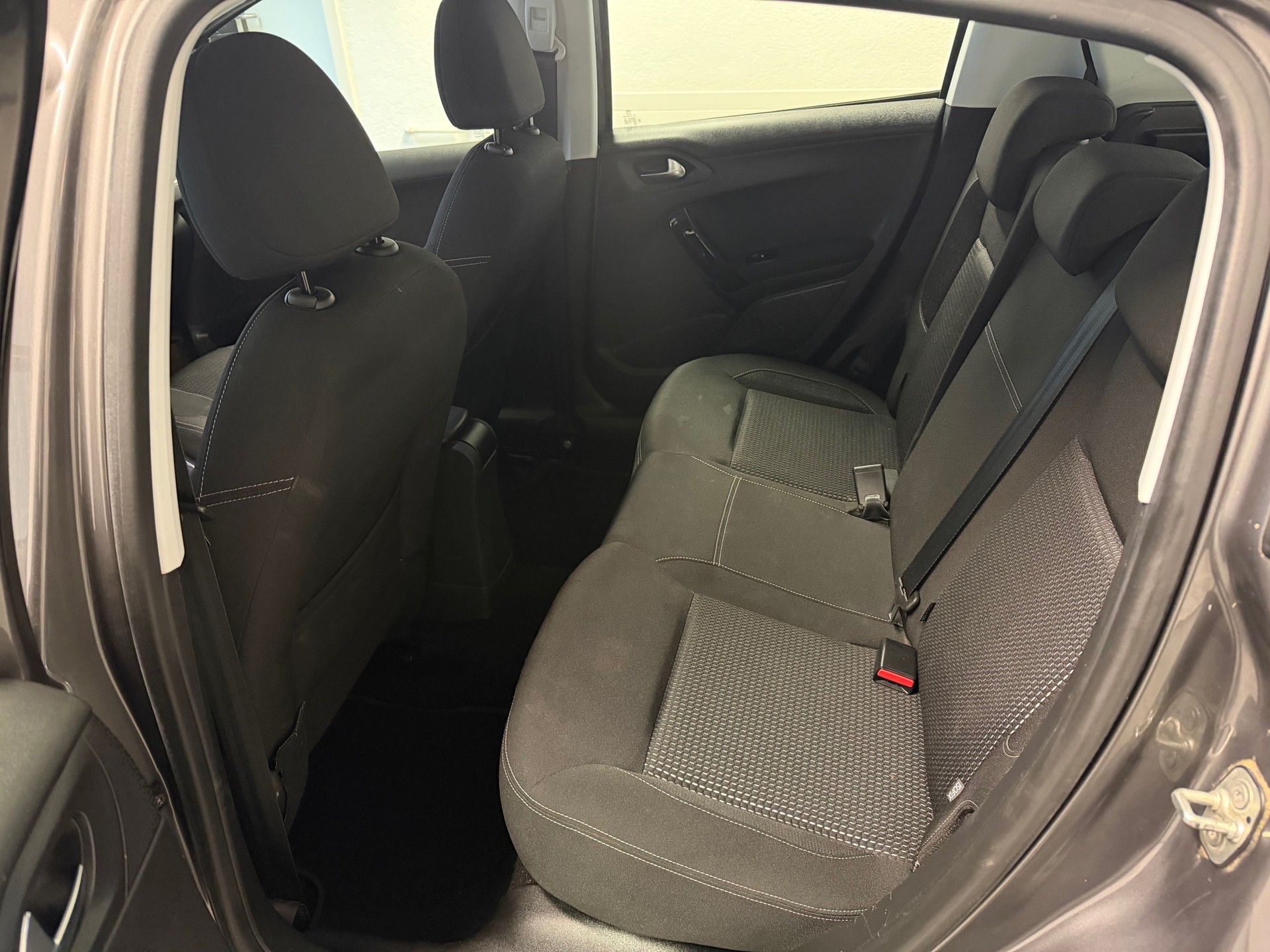 PEUGEOT 208 1.2 PureTech Allure-image-10