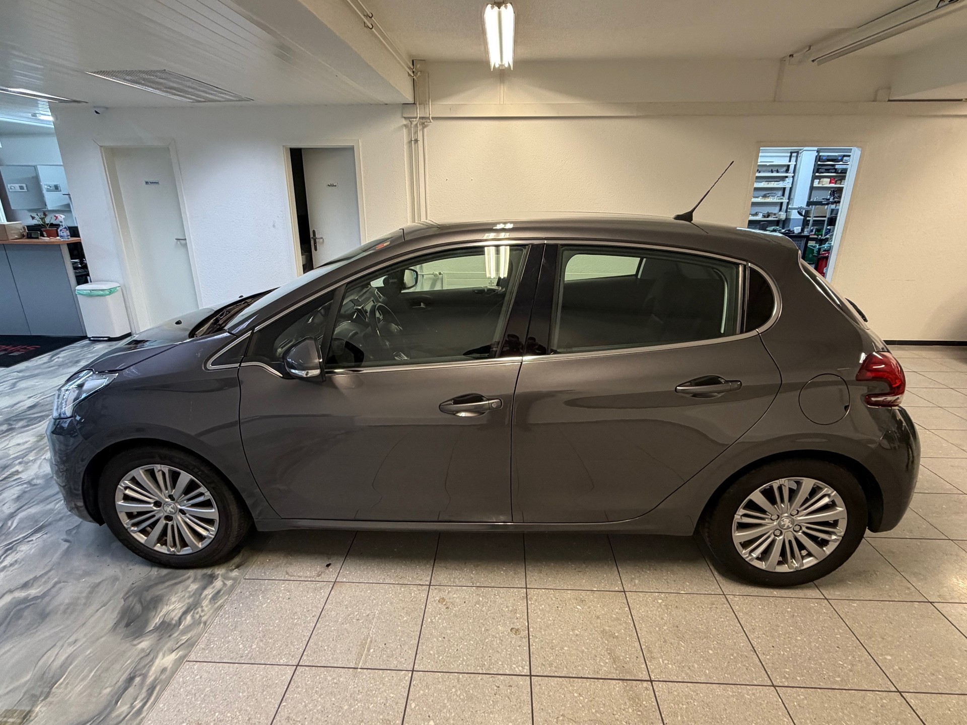 PEUGEOT 208 1.2 PureTech Allure-image-7