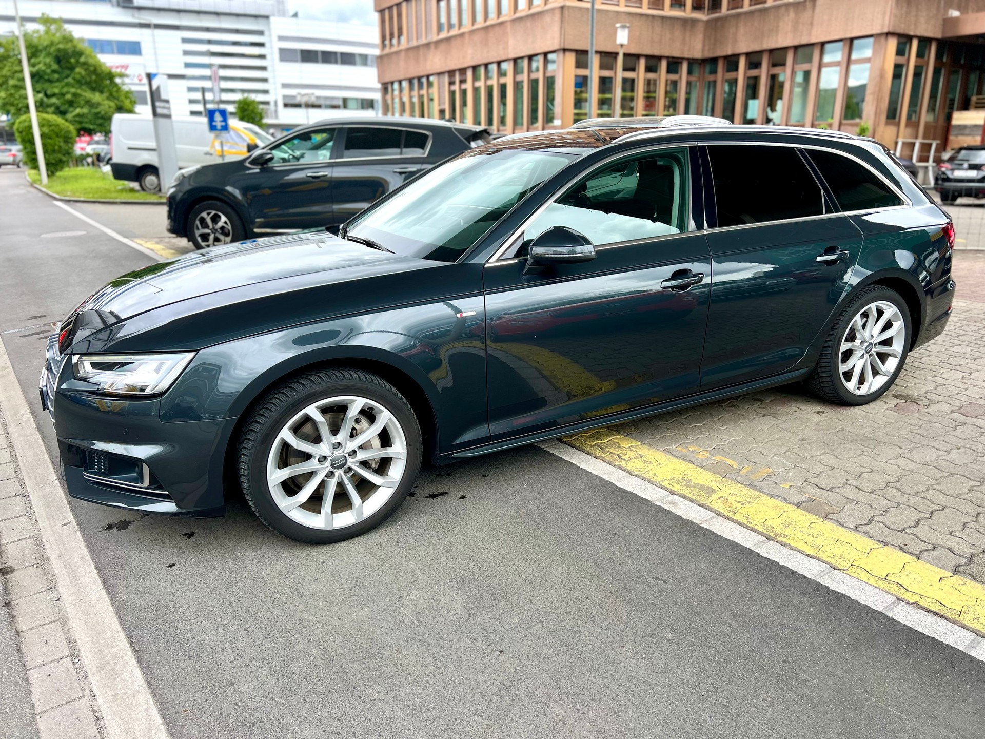 AUDI A4 Avant 2.0 TDI S-Line Sport quattro S-tronic-image-4