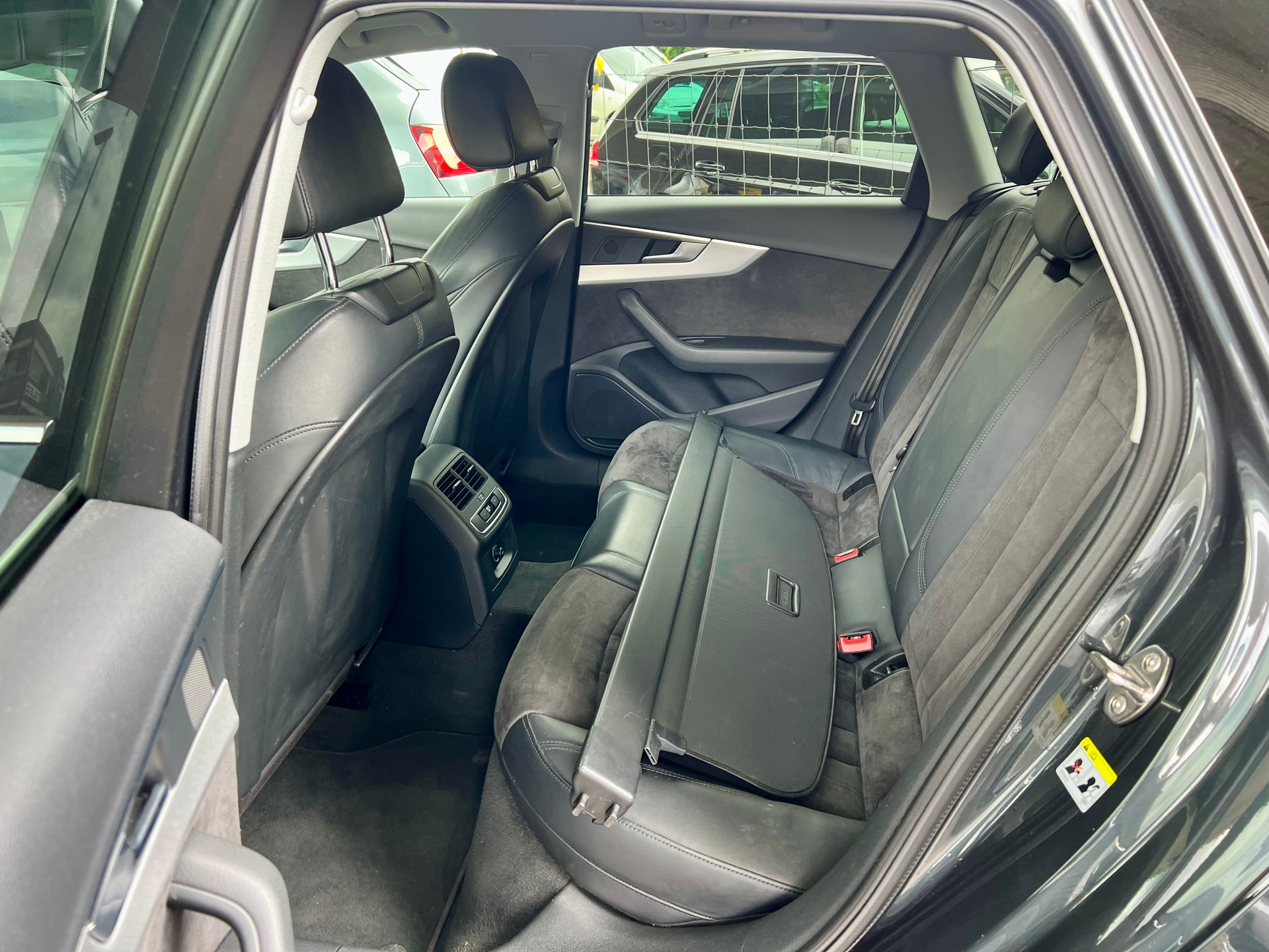 AUDI A4 Avant 2.0 TDI S-Line Sport quattro S-tronic-image-12