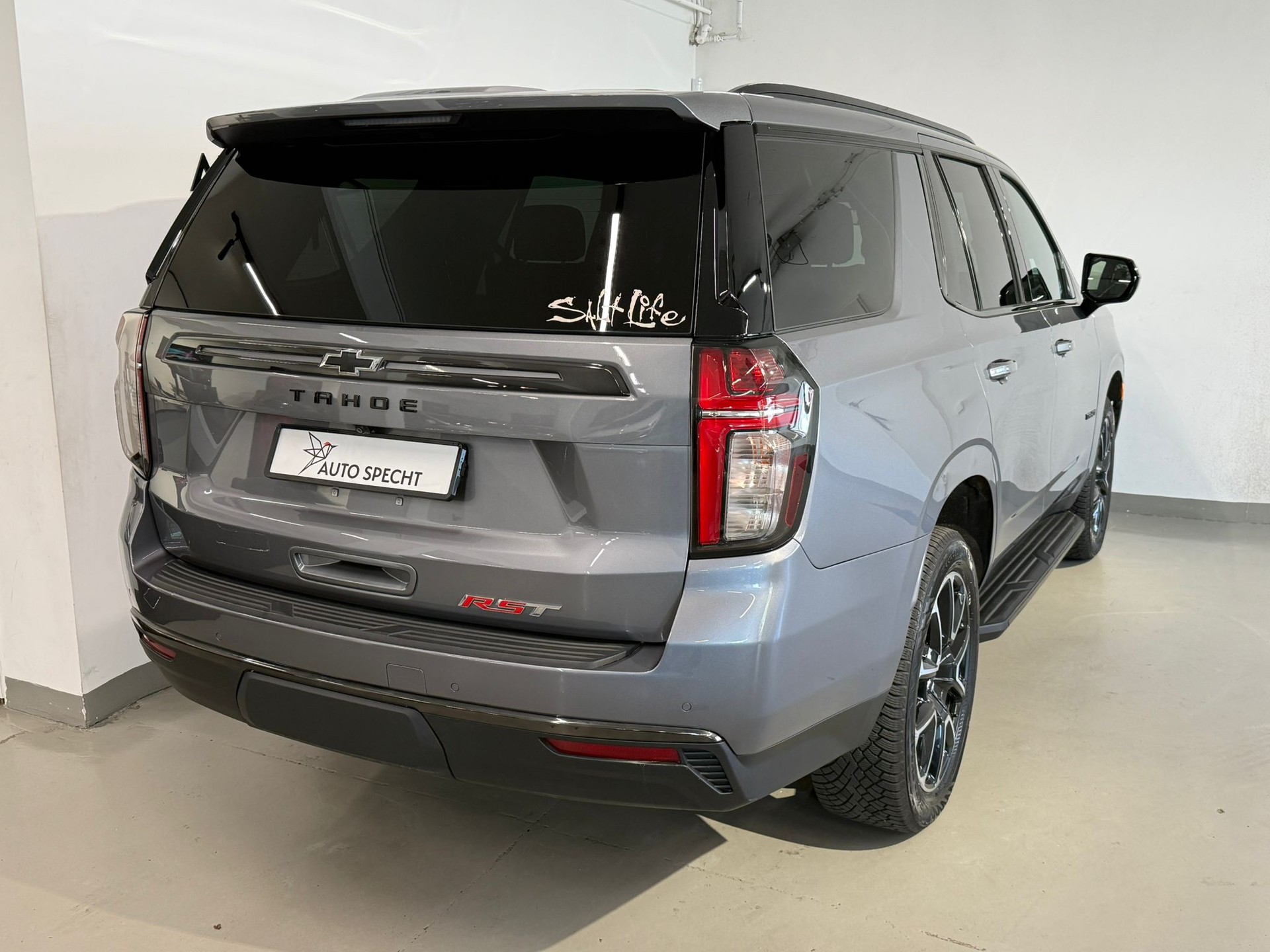 CHEVROLET TAHOE RST AWD/4WD-showroom-element-3