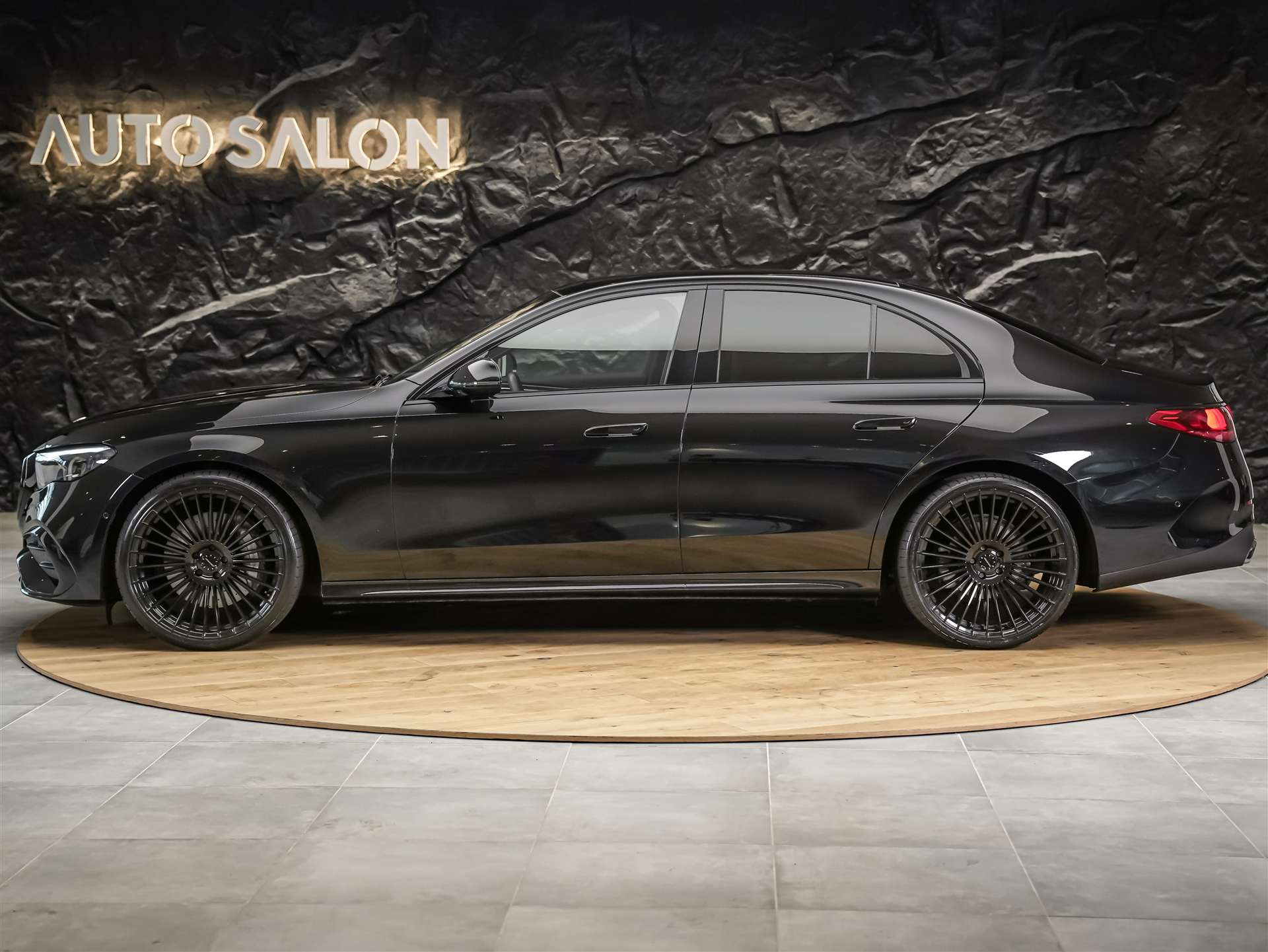 MERCEDES-BENZ E 220 d AMG Line *21" Felgen*Superscreen*Burmester*-showroom-element-2