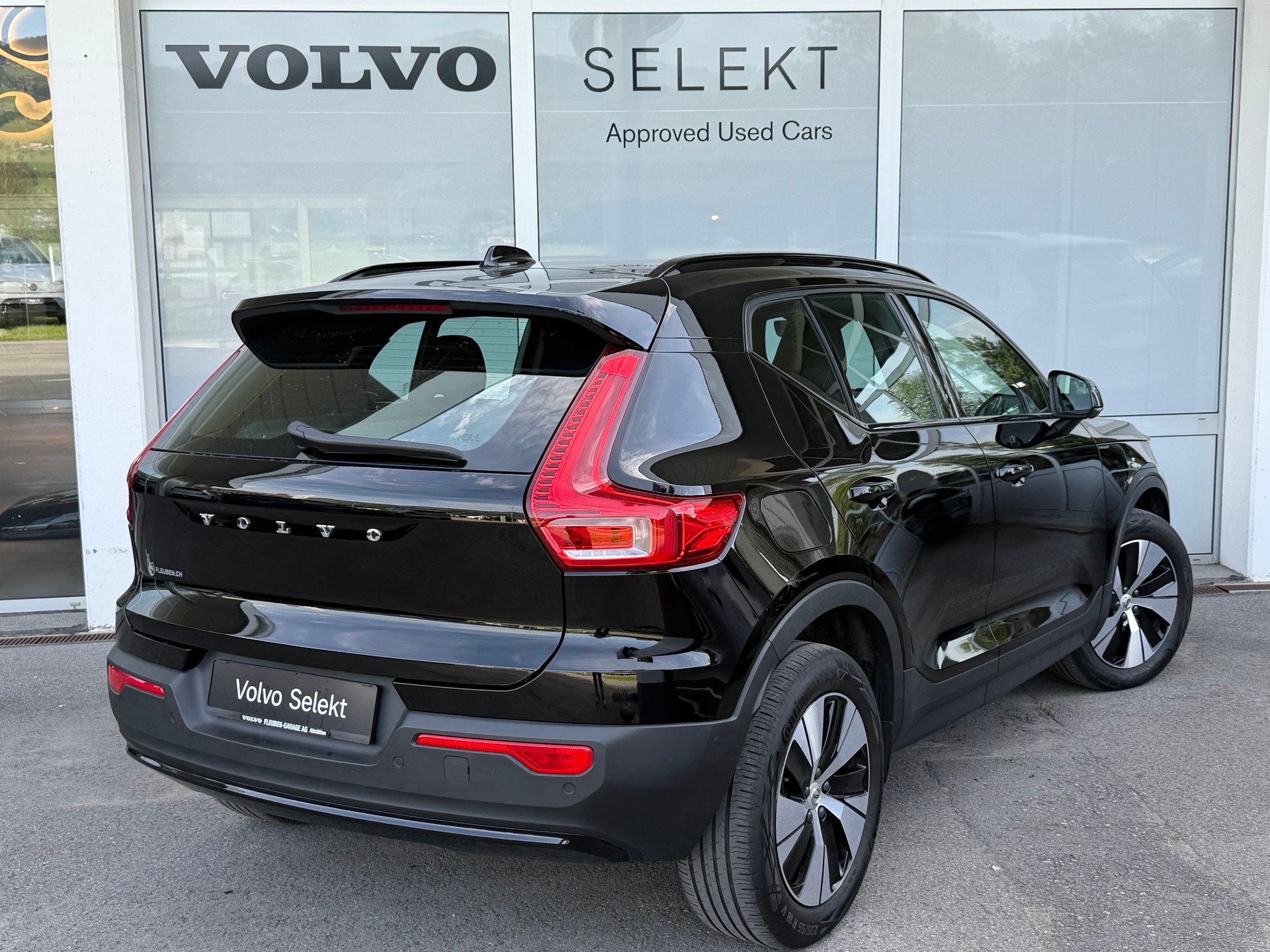 VOLVO XC40 B4 Benzin Mild Hybrid AWD Plus Dark DCT-showroom-element-1