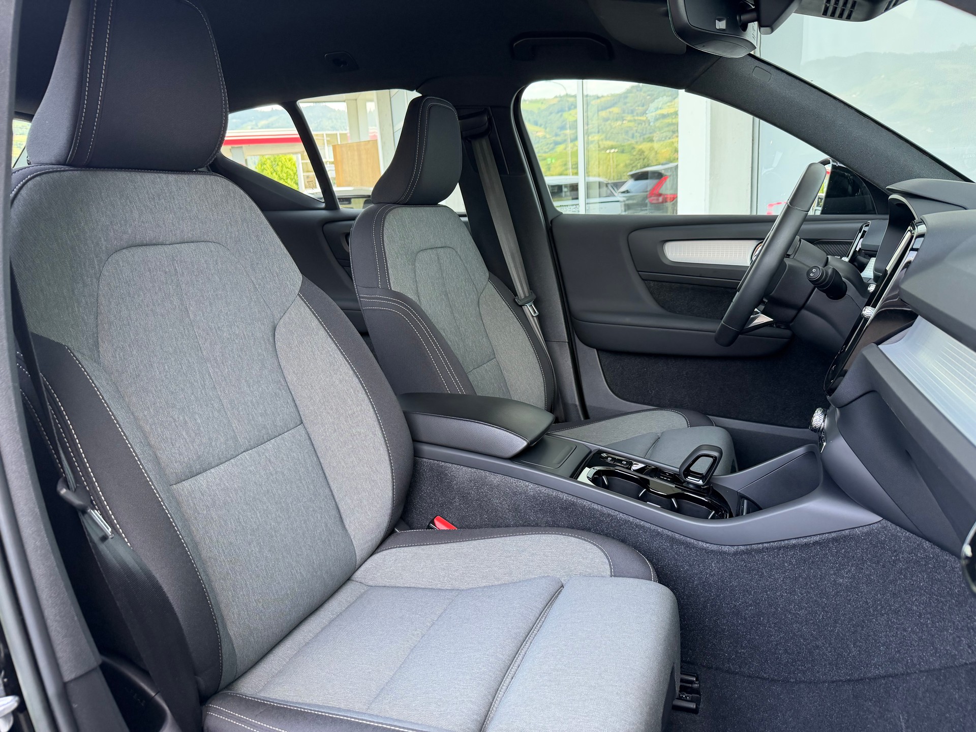 VOLVO XC40 B4 Benzin Mild Hybrid AWD Plus Dark DCT-showroom-element-3