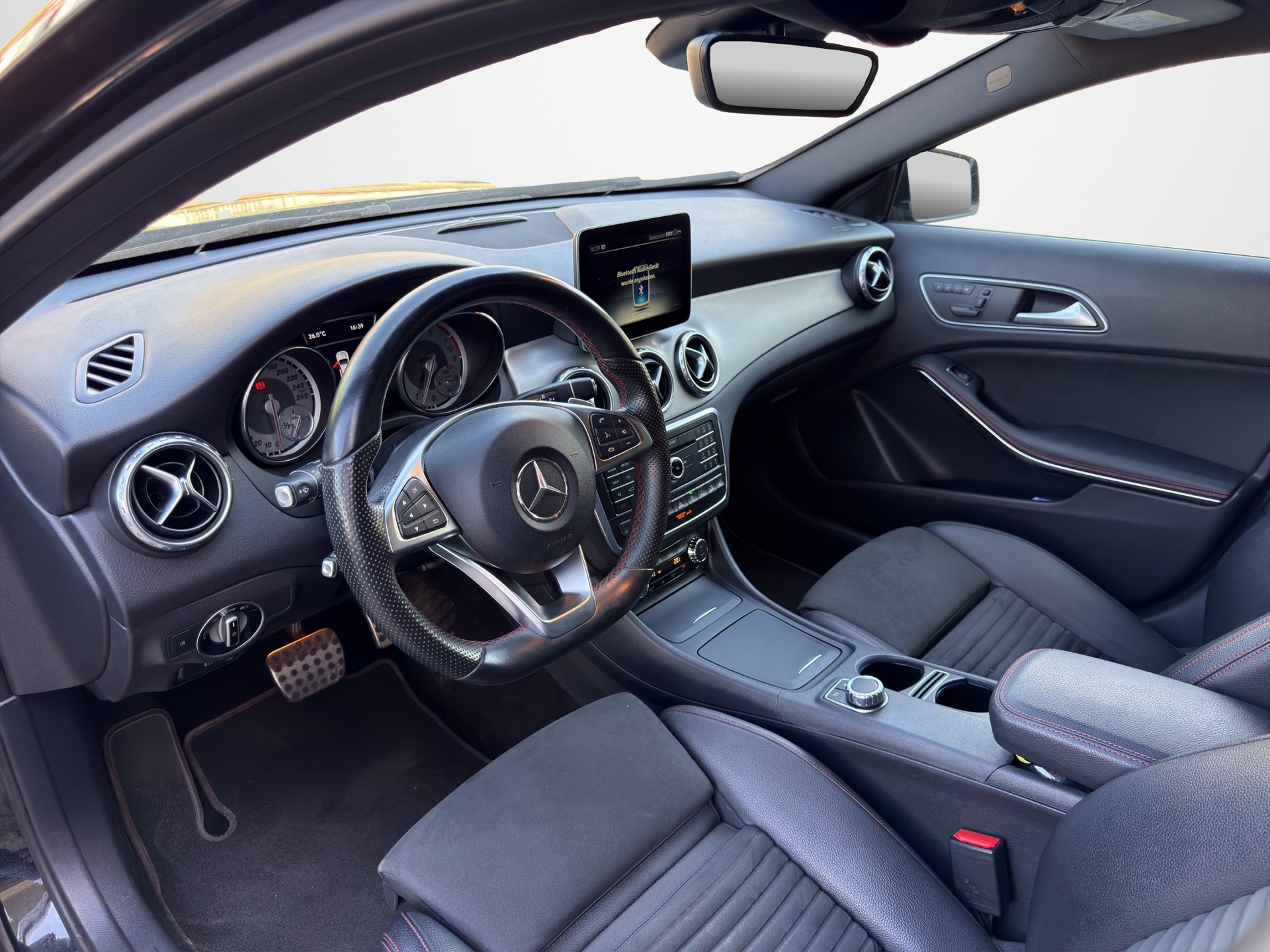MERCEDES-BENZ GLA 250 AMG Line 4Matic 7G-DCT-image-9