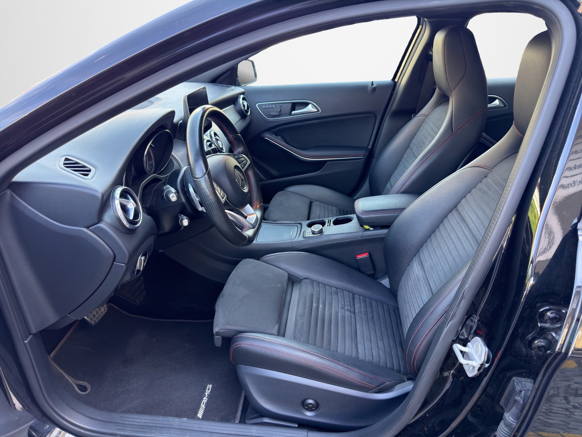 MERCEDES-BENZ GLA 250 AMG Line 4Matic 7G-DCT-image-8
