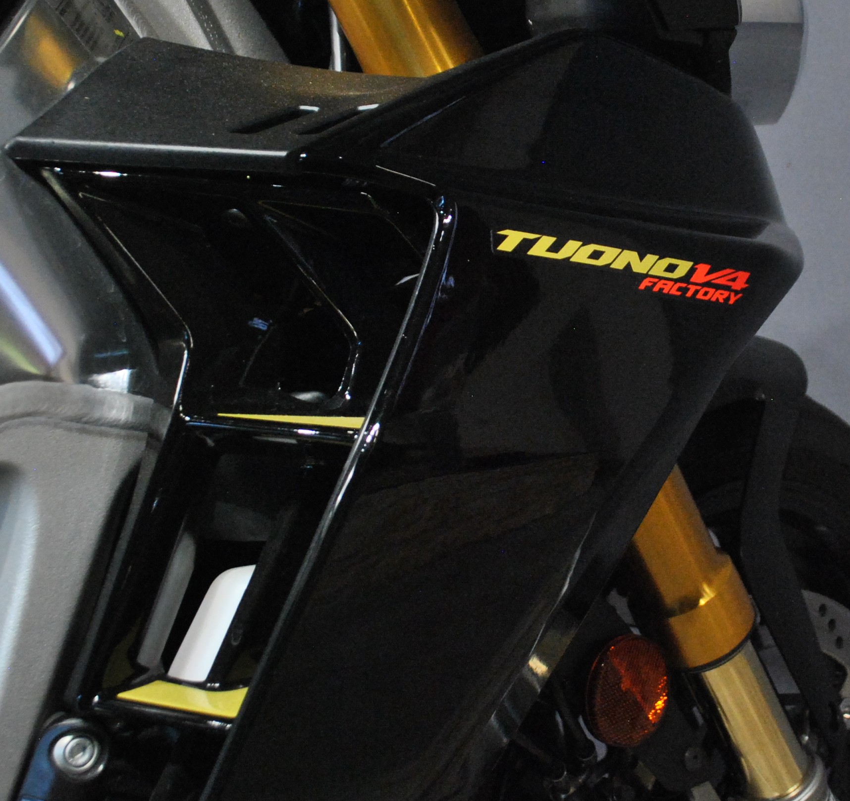APRILIA Tuono V4 1100 Factory-image-6