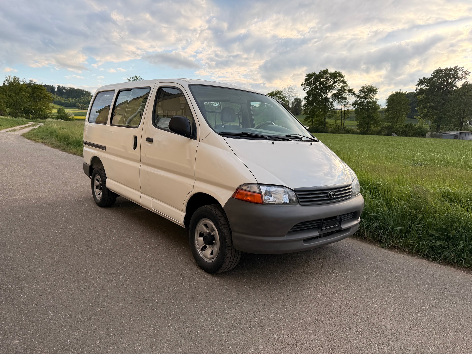 TOYOTA HI-ACE-image-5