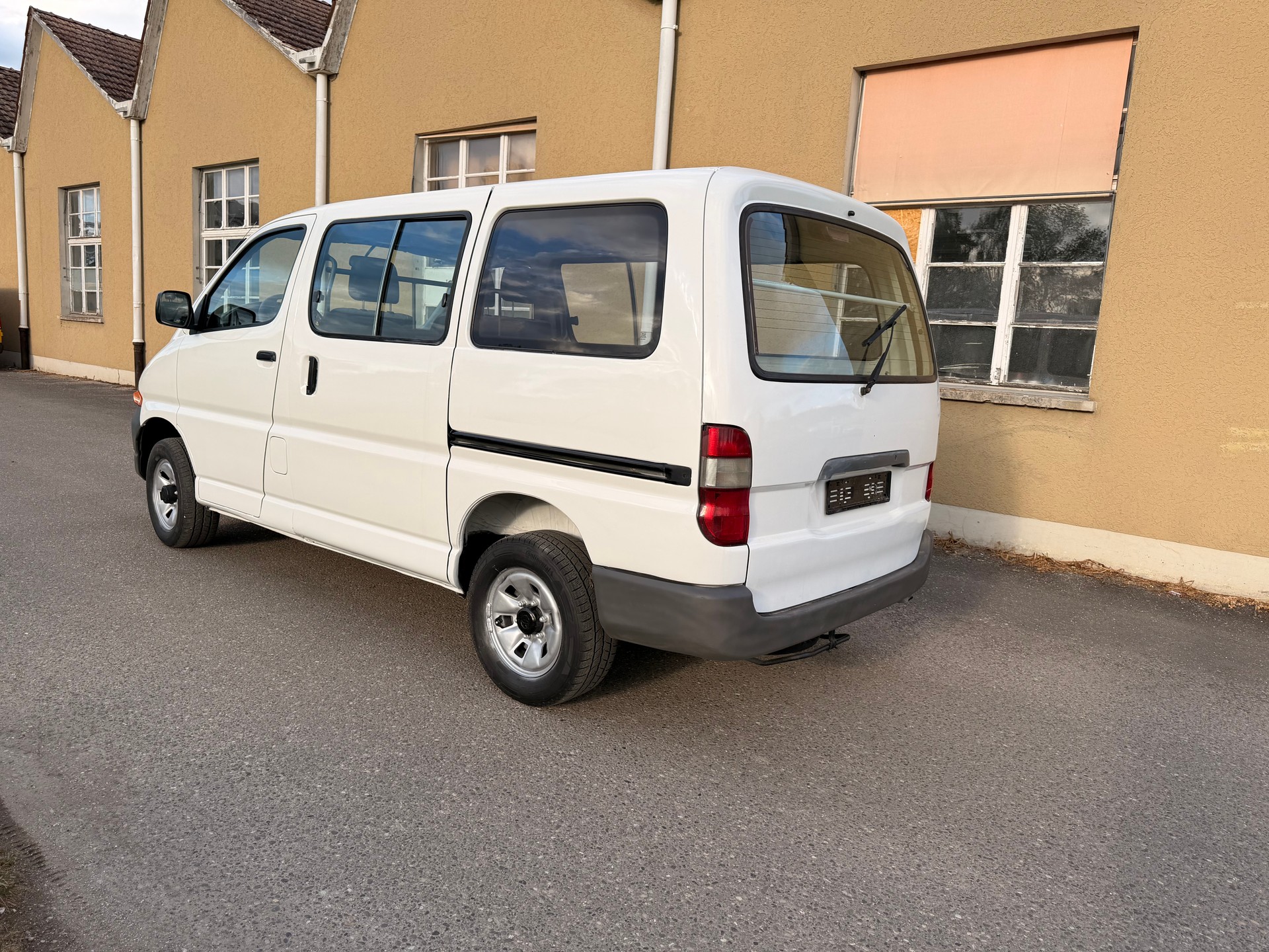 TOYOTA HI-ACE-image-2