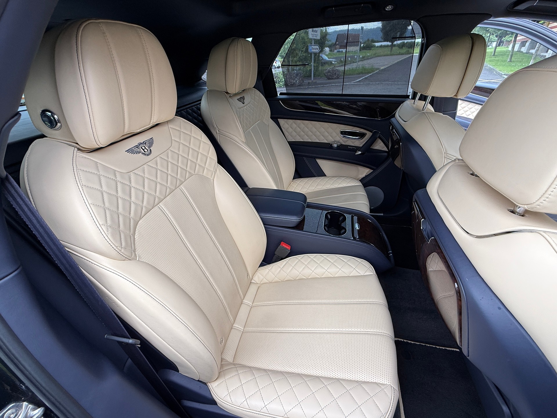 BENTLEY Bentayga V8-image-16