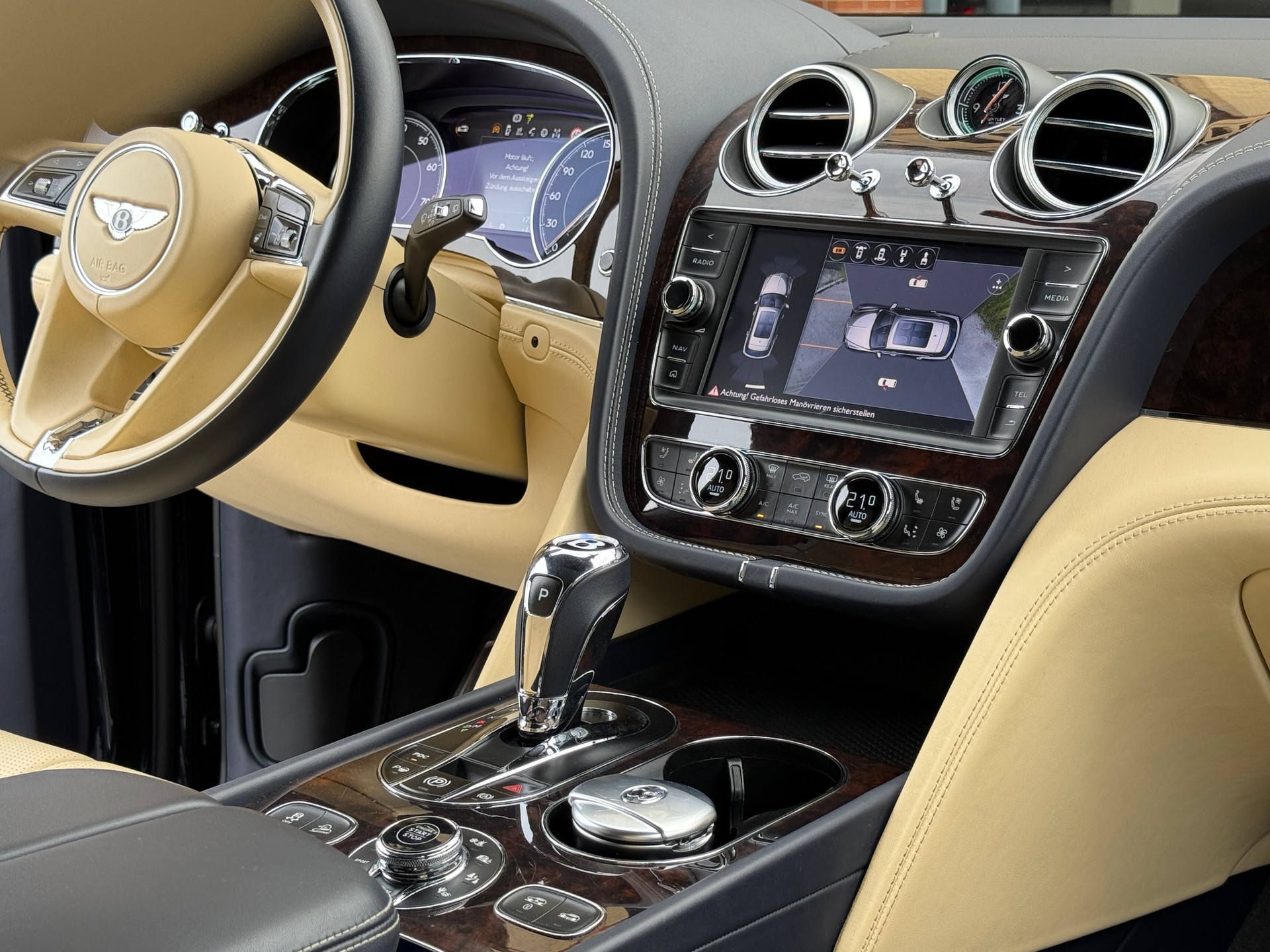 BENTLEY Bentayga V8-image-14