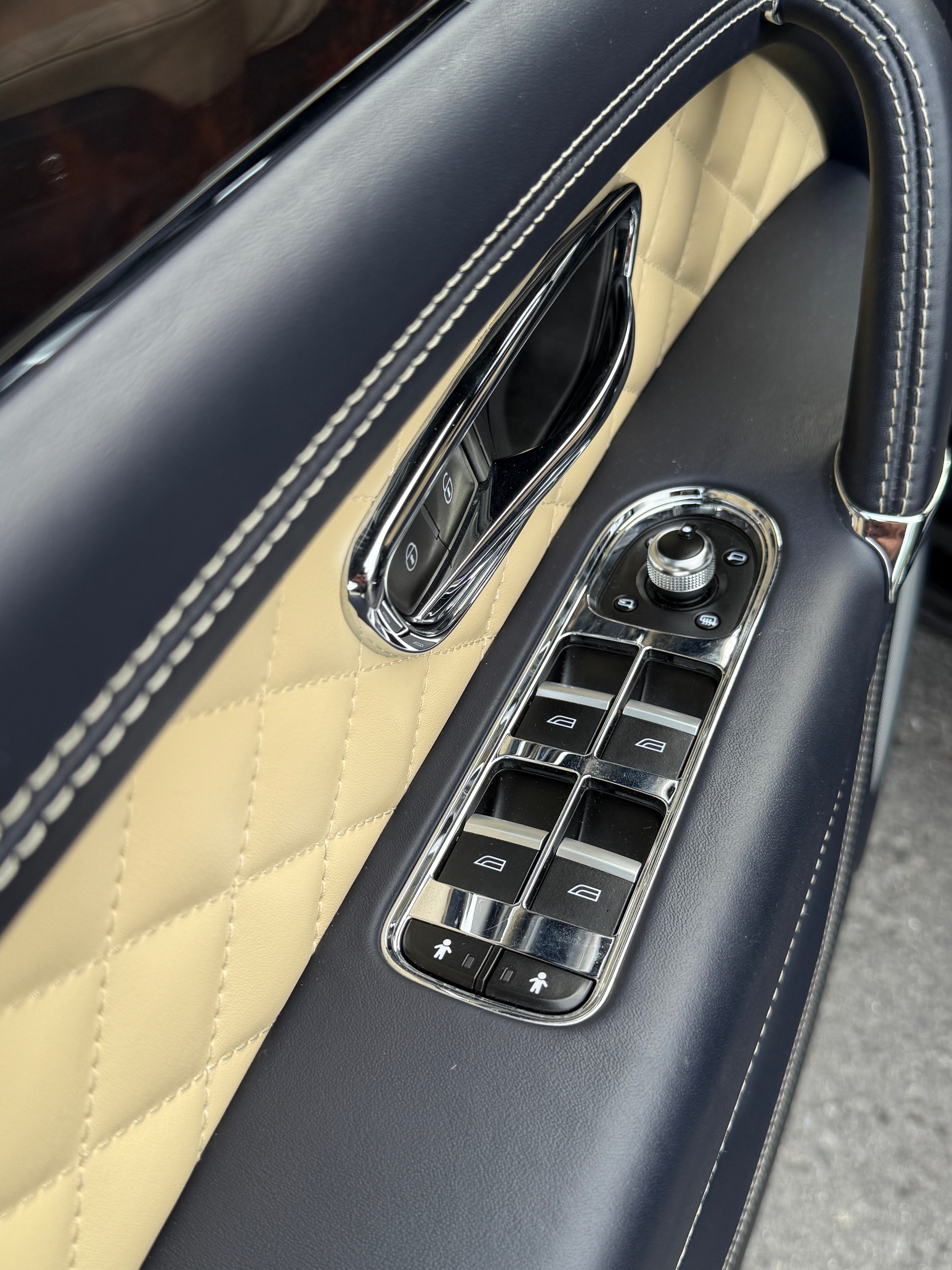 BENTLEY Bentayga V8-image-8