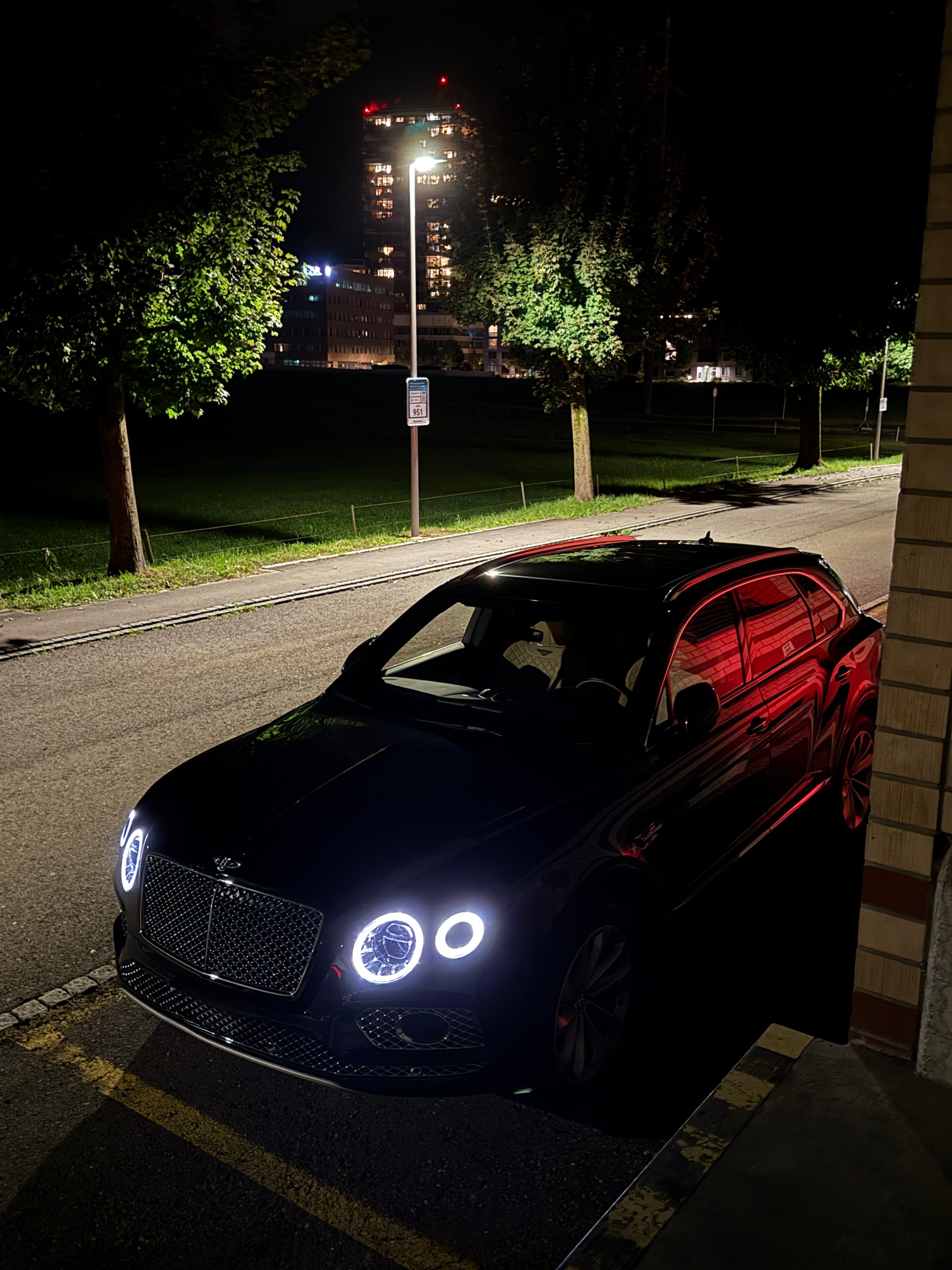 BENTLEY Bentayga V8-image-5
