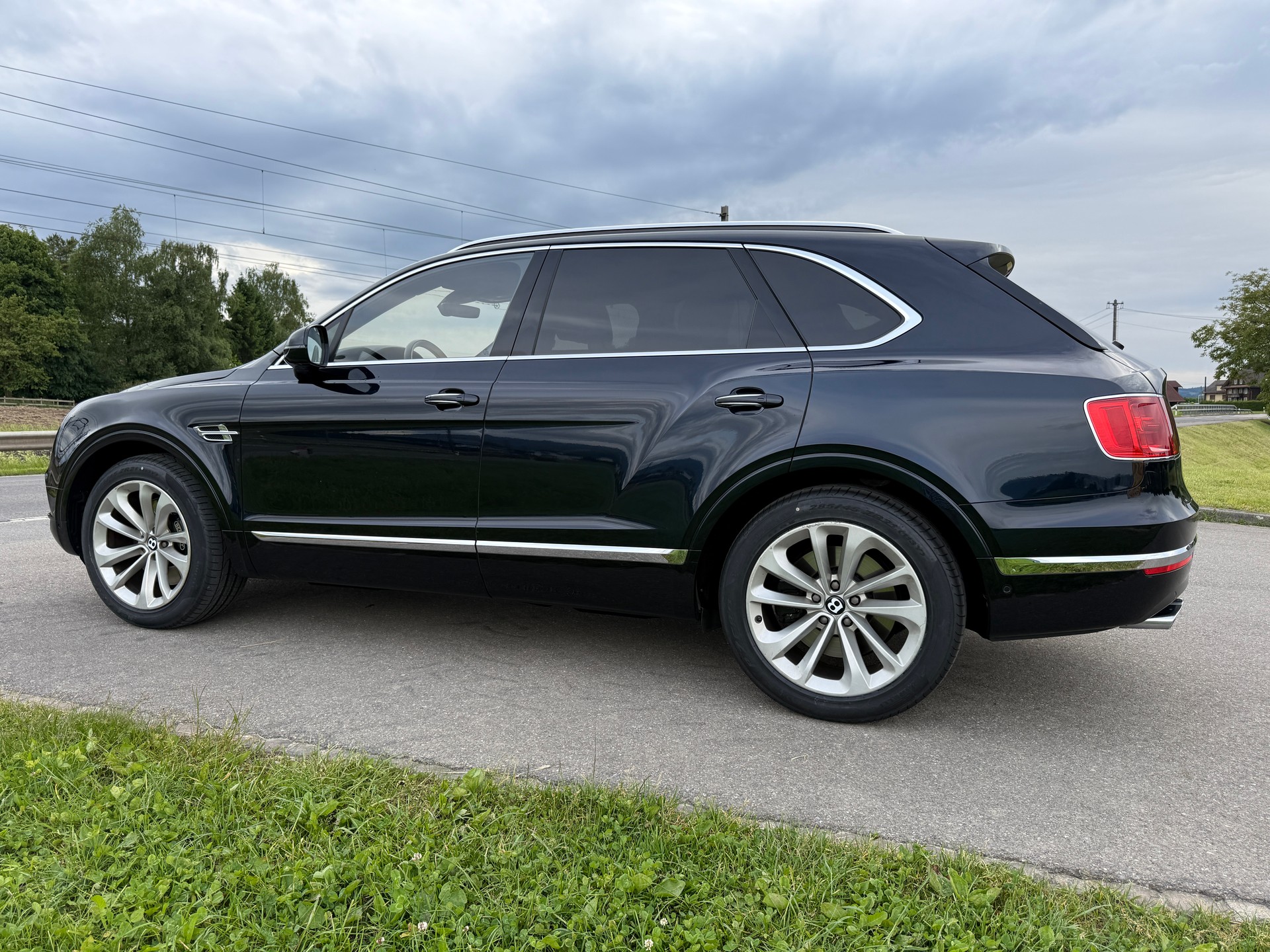 BENTLEY Bentayga V8-showroom-element-1