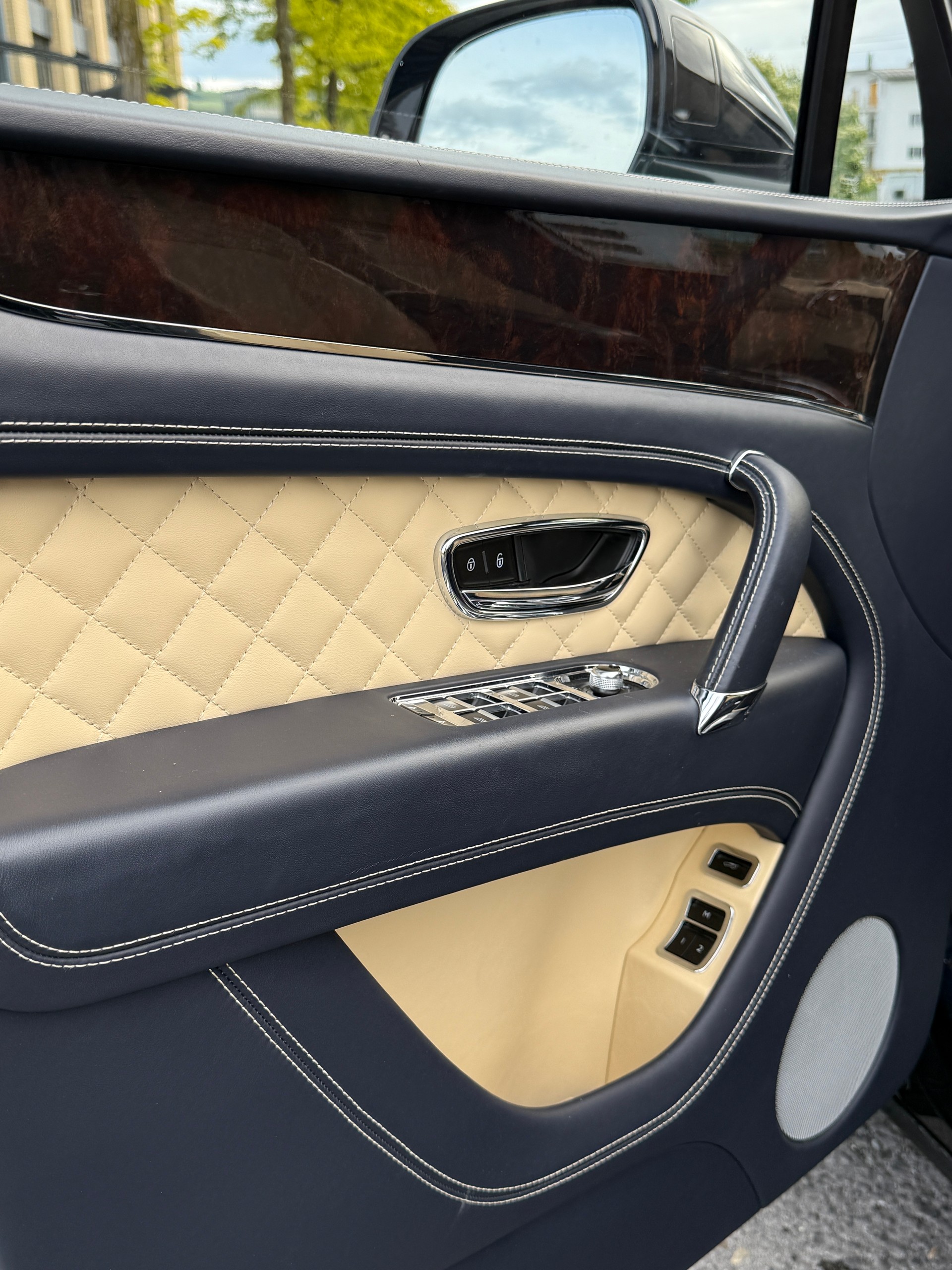 BENTLEY Bentayga V8-image-7