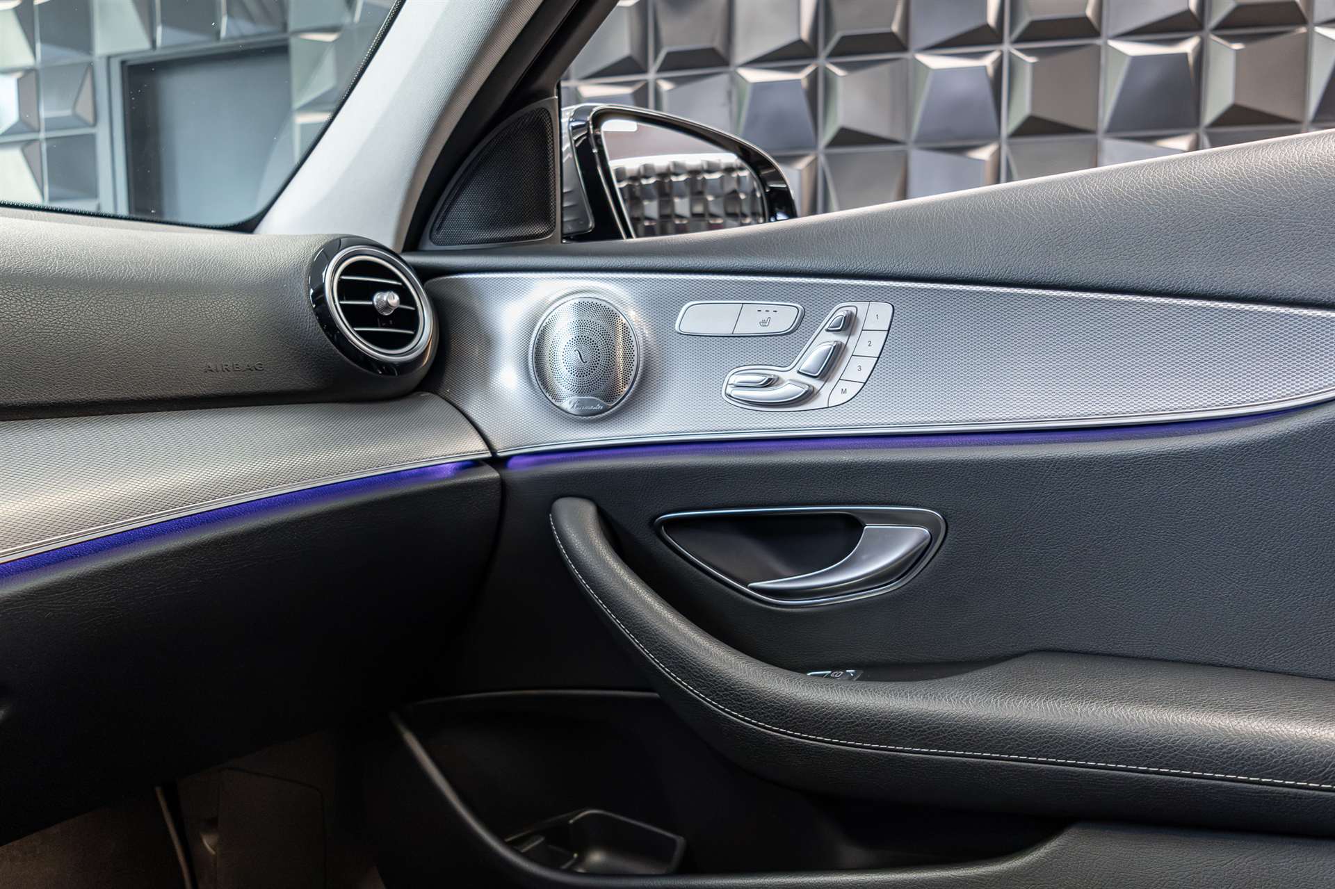 MERCEDES-BENZ E 200 Avantgarde 4 Matic 9G-Tronic-image-19