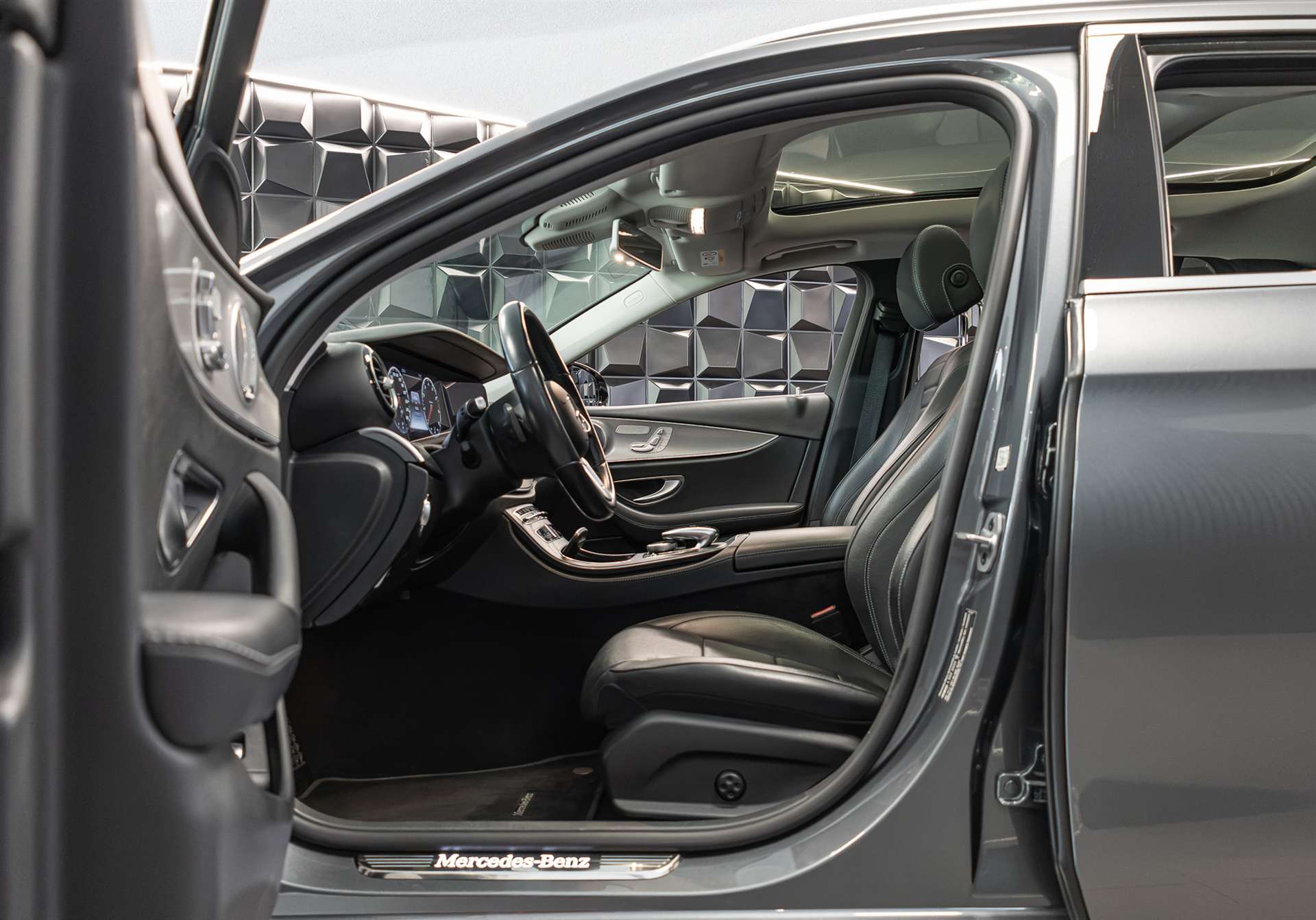 MERCEDES-BENZ E 200 Avantgarde 4 Matic 9G-Tronic-image-9