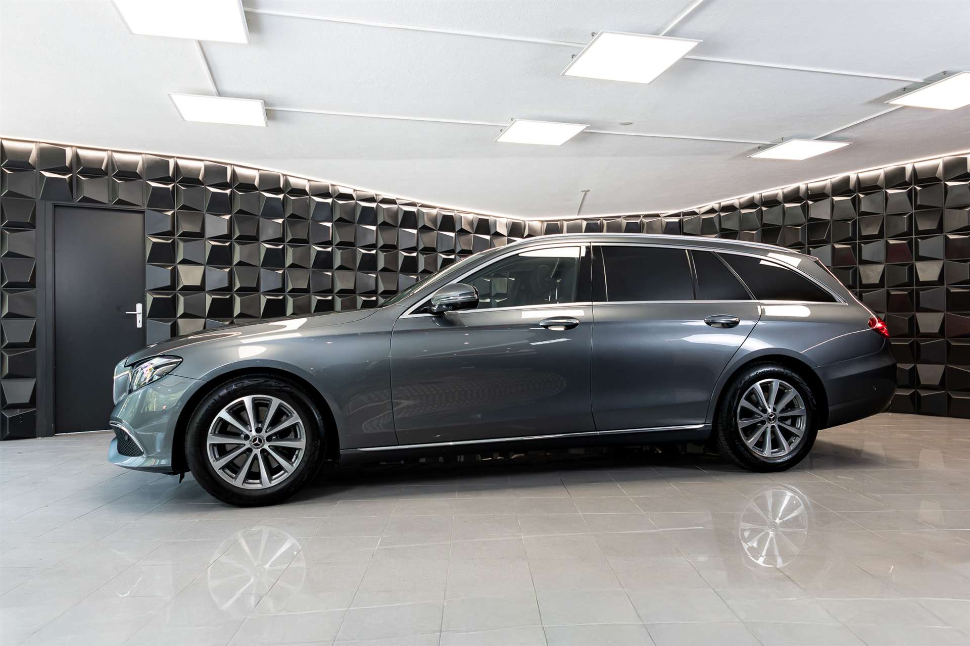 MERCEDES-BENZ E 200 Avantgarde 4 Matic 9G-Tronic-showroom-element-1