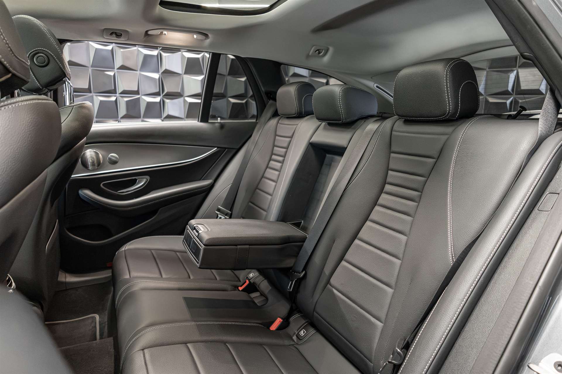 MERCEDES-BENZ E 200 Avantgarde 4 Matic 9G-Tronic-image-22