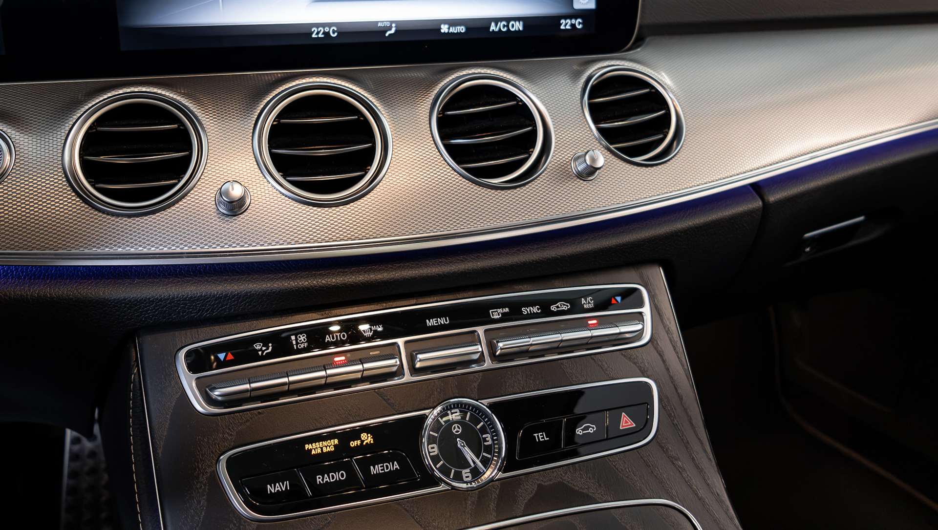 MERCEDES-BENZ E 200 Avantgarde 4 Matic 9G-Tronic-image-17