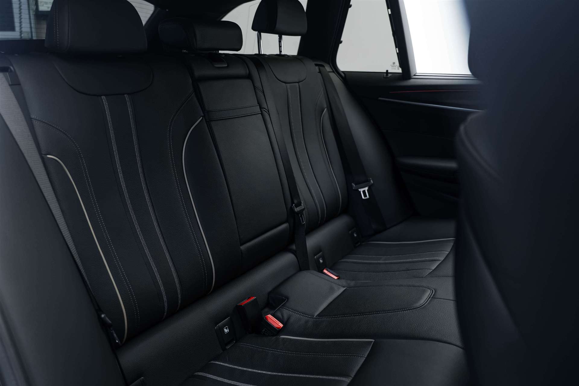 BMW BMW 540d xDrive 48V Touring M Sport Steptronic-image-13