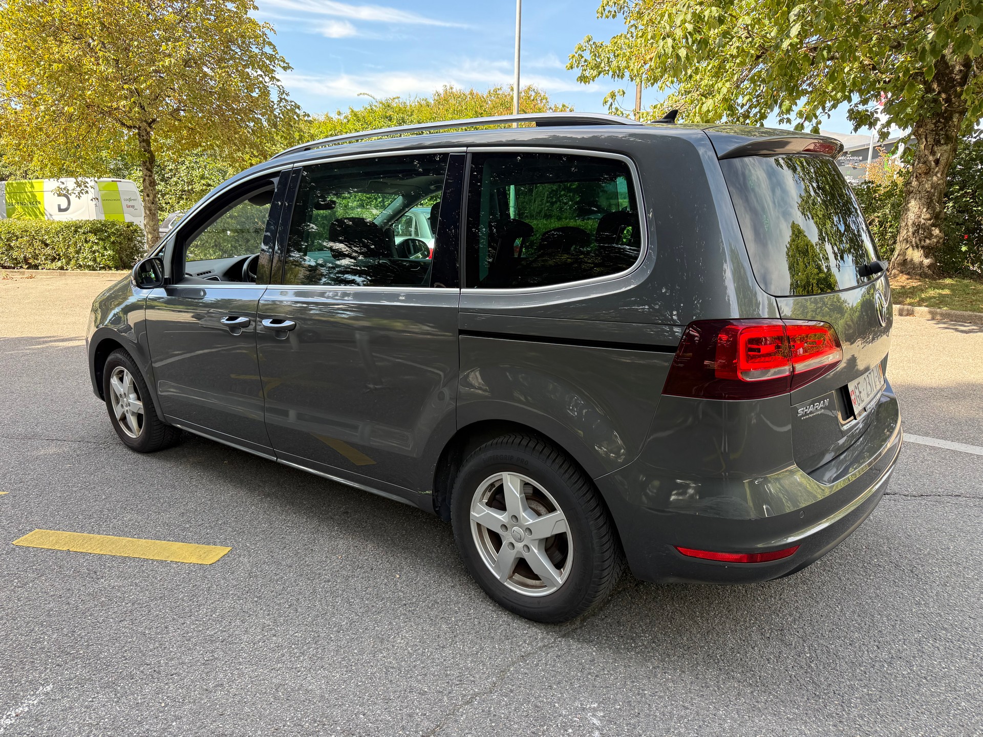 VW Sharan 2.0 TDI BMT Highline DSG -7 Places-showroom-element-3