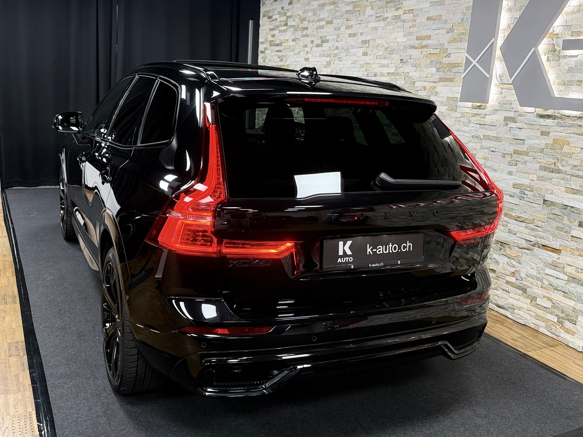 VOLVO XC60 B5 Benzin Mild Hybrid AWD Ultra Dark Geartronic-showroom-element-2