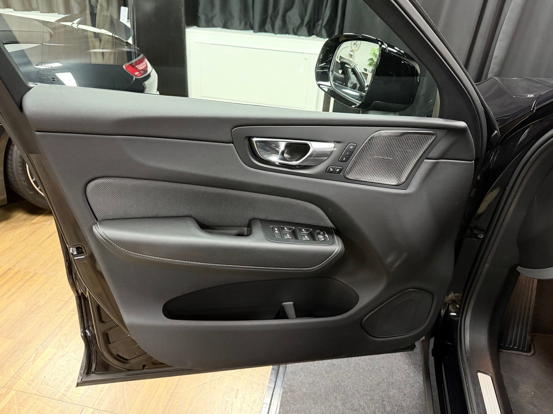 VOLVO XC60 B5 Benzin Mild Hybrid AWD Ultra Dark Geartronic-image-14