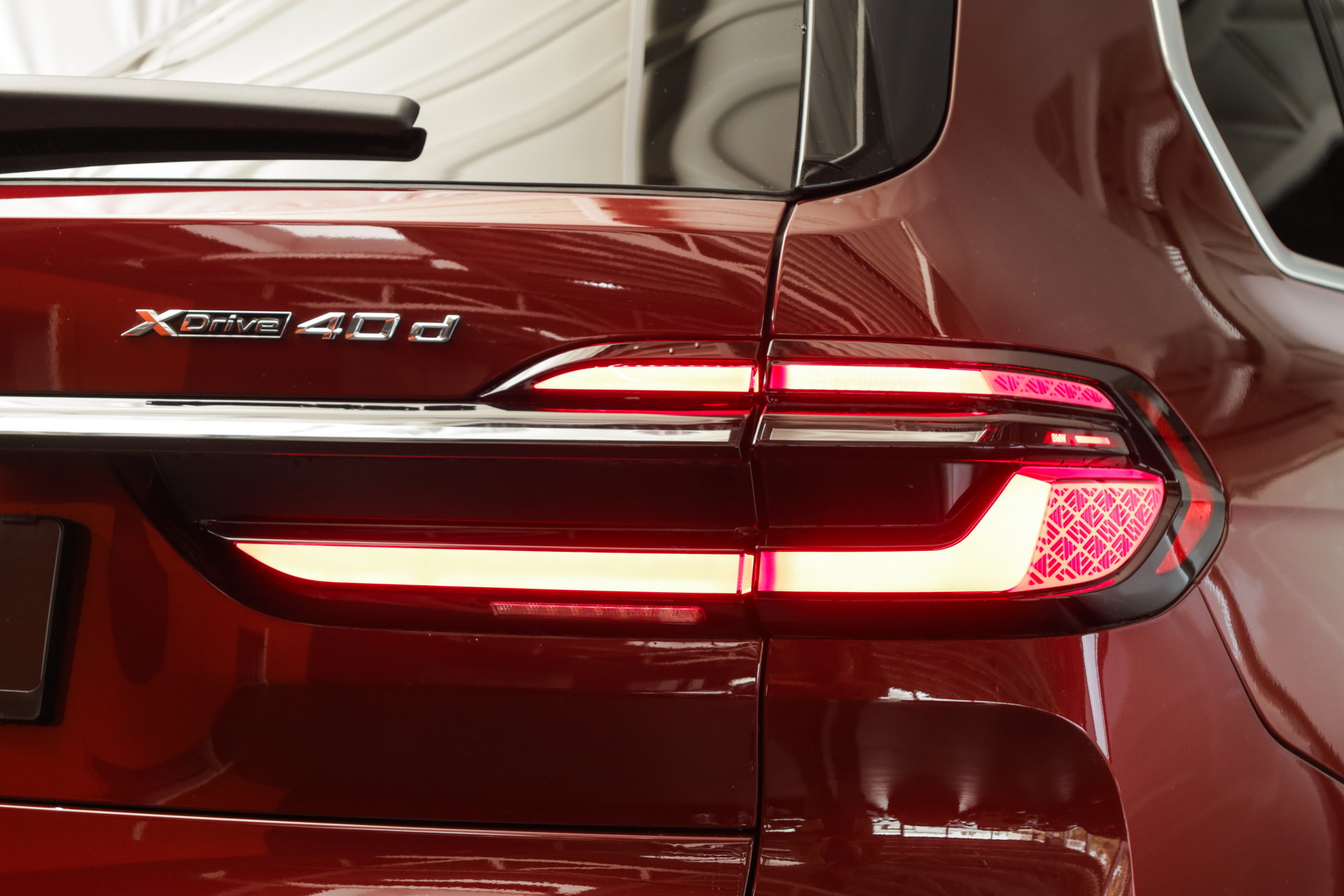 BMW X7 xDrive 48V 40d • Aventurinrot III • Individual Merino Elfenbeinweiss • Véhicule suisse-image-9