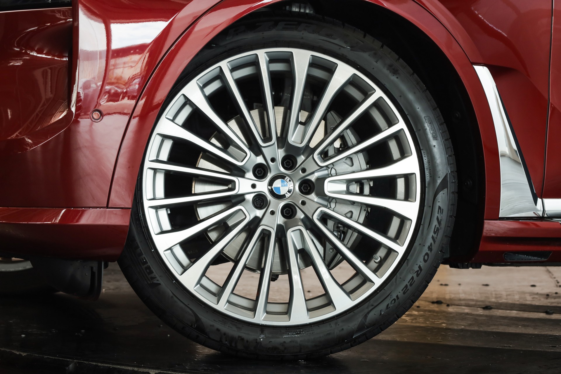 BMW X7 xDrive 48V 40d • Aventurinrot III • Individual Merino Elfenbeinweiss • Véhicule suisse-image-7