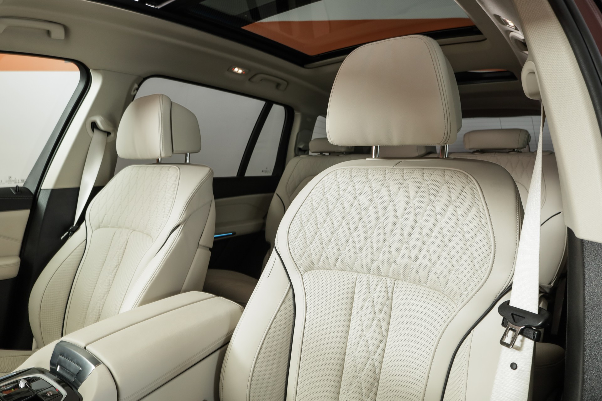 BMW X7 xDrive 48V 40d • Aventurinrot III • Individual Merino Elfenbeinweiss • Véhicule suisse-image-10