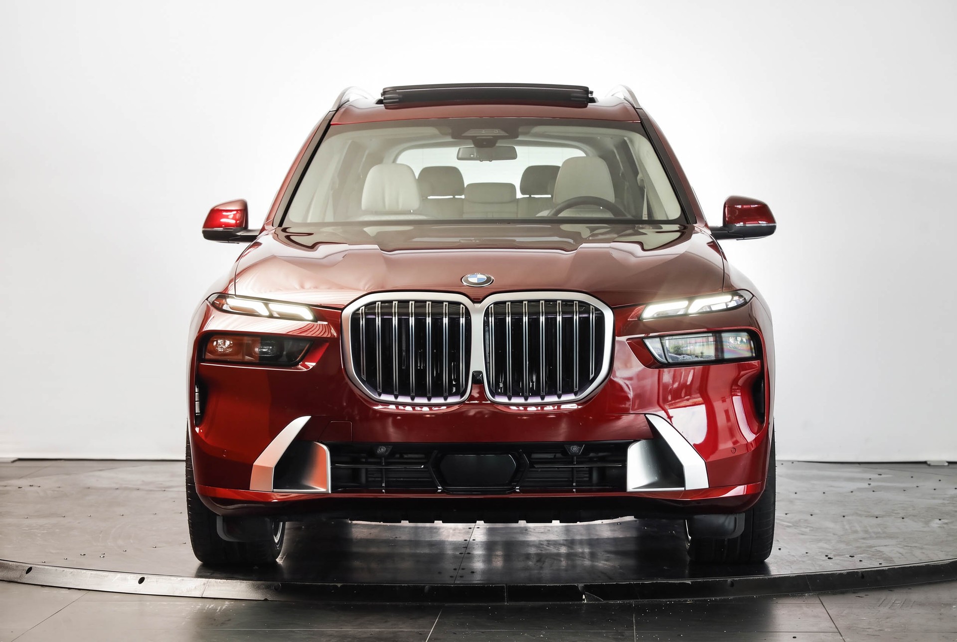 BMW X7 xDrive 48V 40d • Aventurinrot III • Individual Merino Elfenbeinweiss • Véhicule suisse-showroom-element-1
