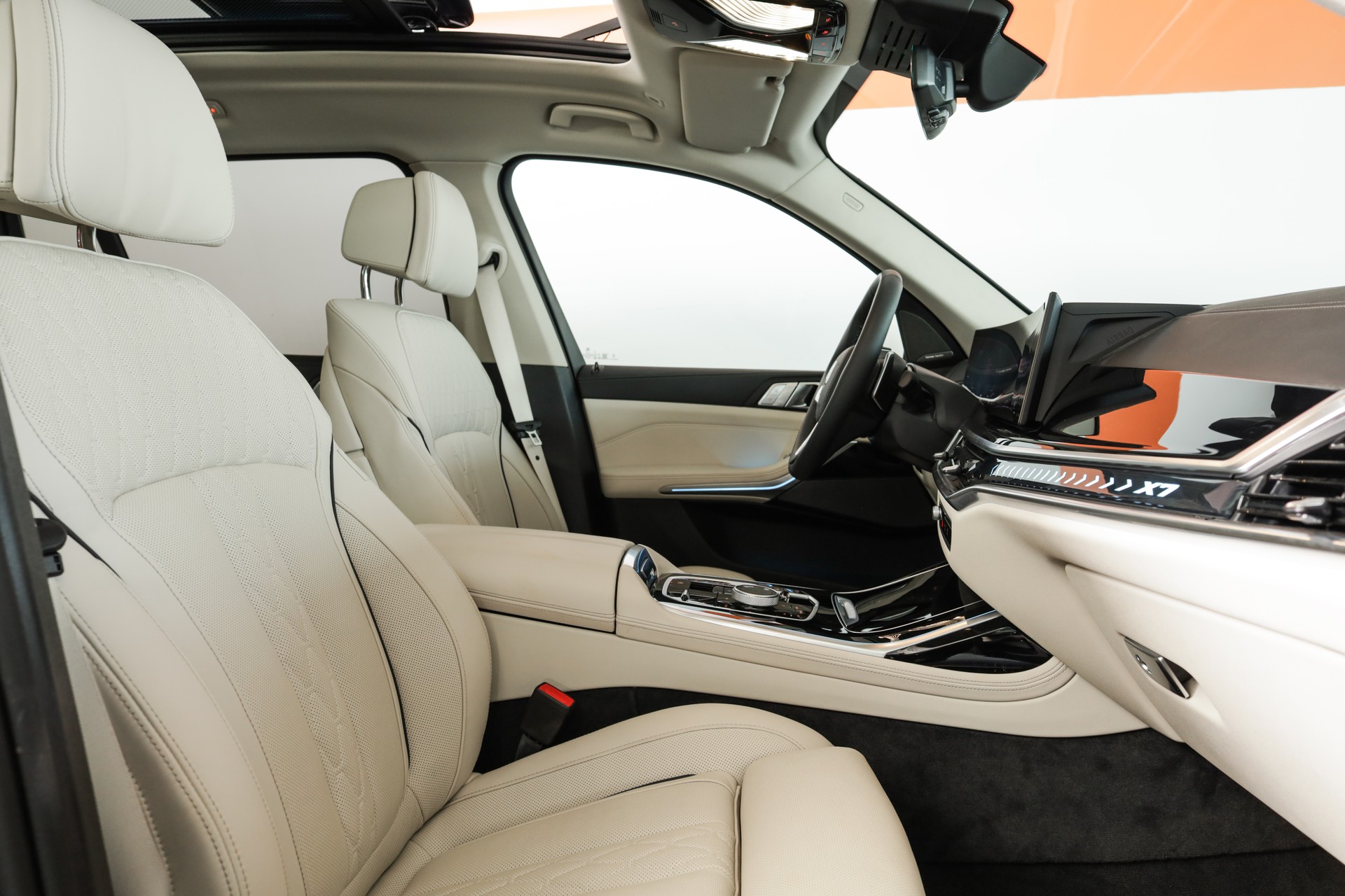 BMW X7 xDrive 48V 40d • Aventurinrot III • Individual Merino Elfenbeinweiss • Véhicule suisse-image-13