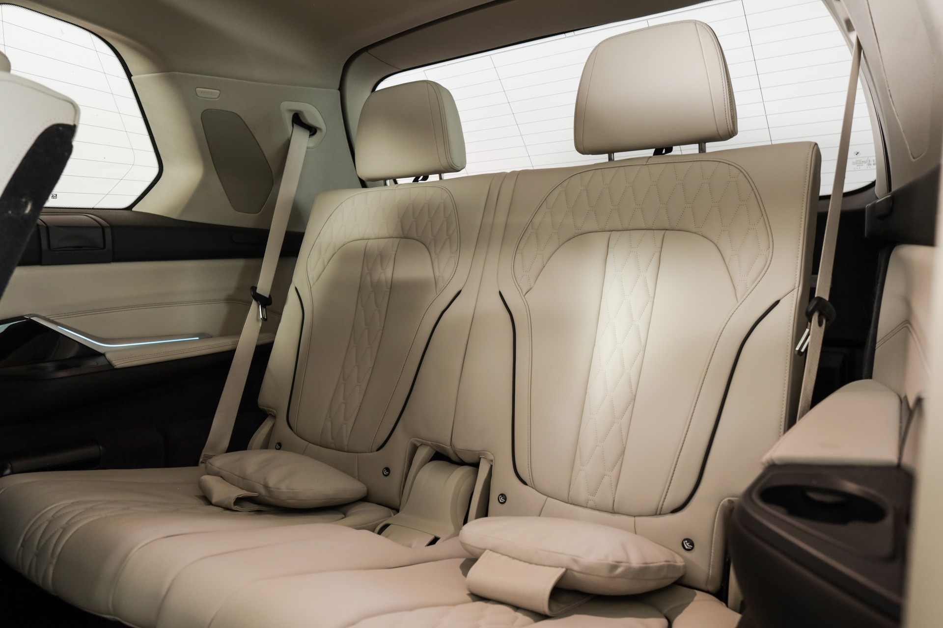 BMW X7 xDrive 48V 40d • Aventurinrot III • Individual Merino Elfenbeinweiss • Véhicule suisse-image-12