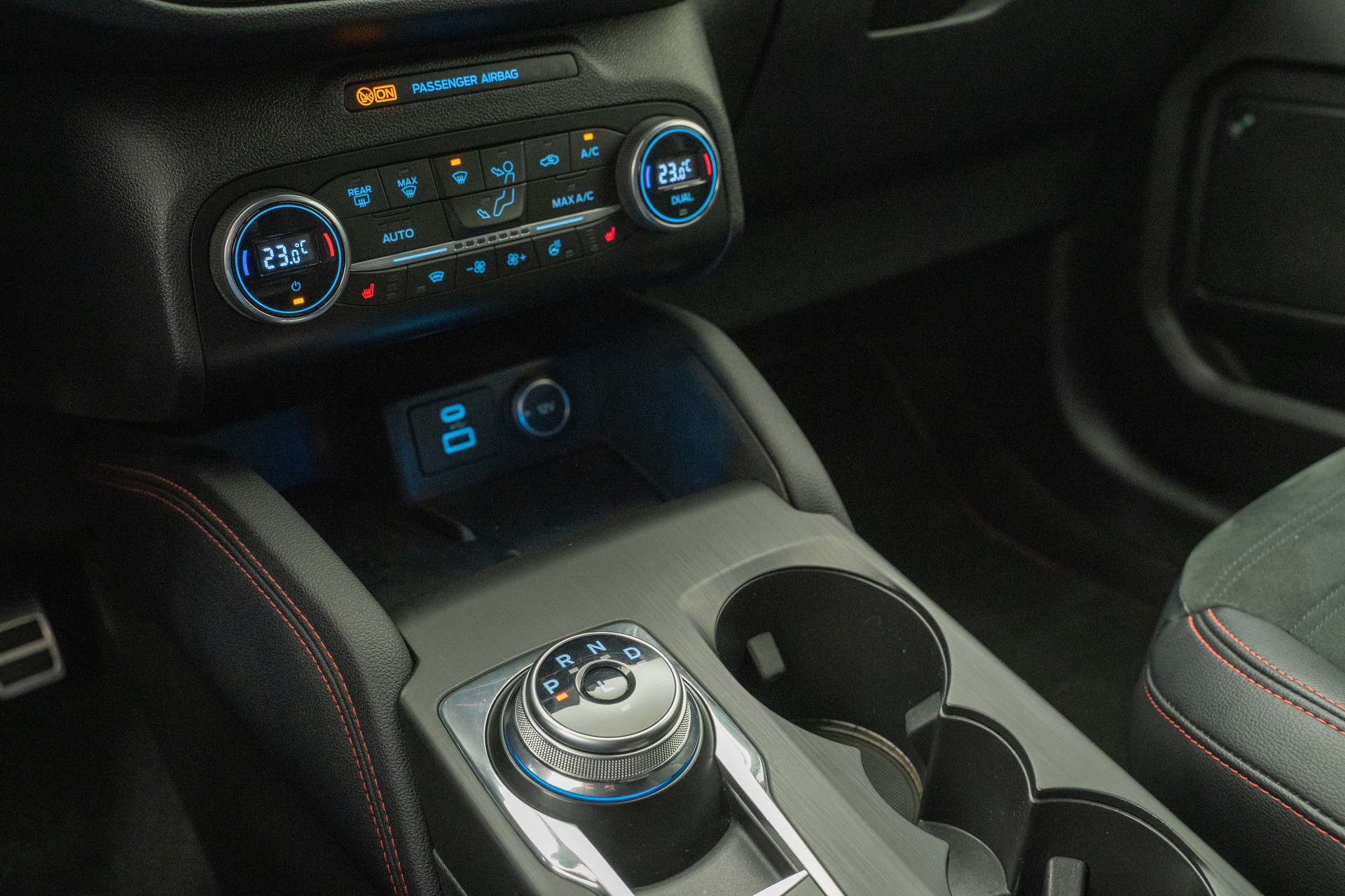 FORD Kuga 2.5 Plug-in Hybrid ST-Line X-image-12