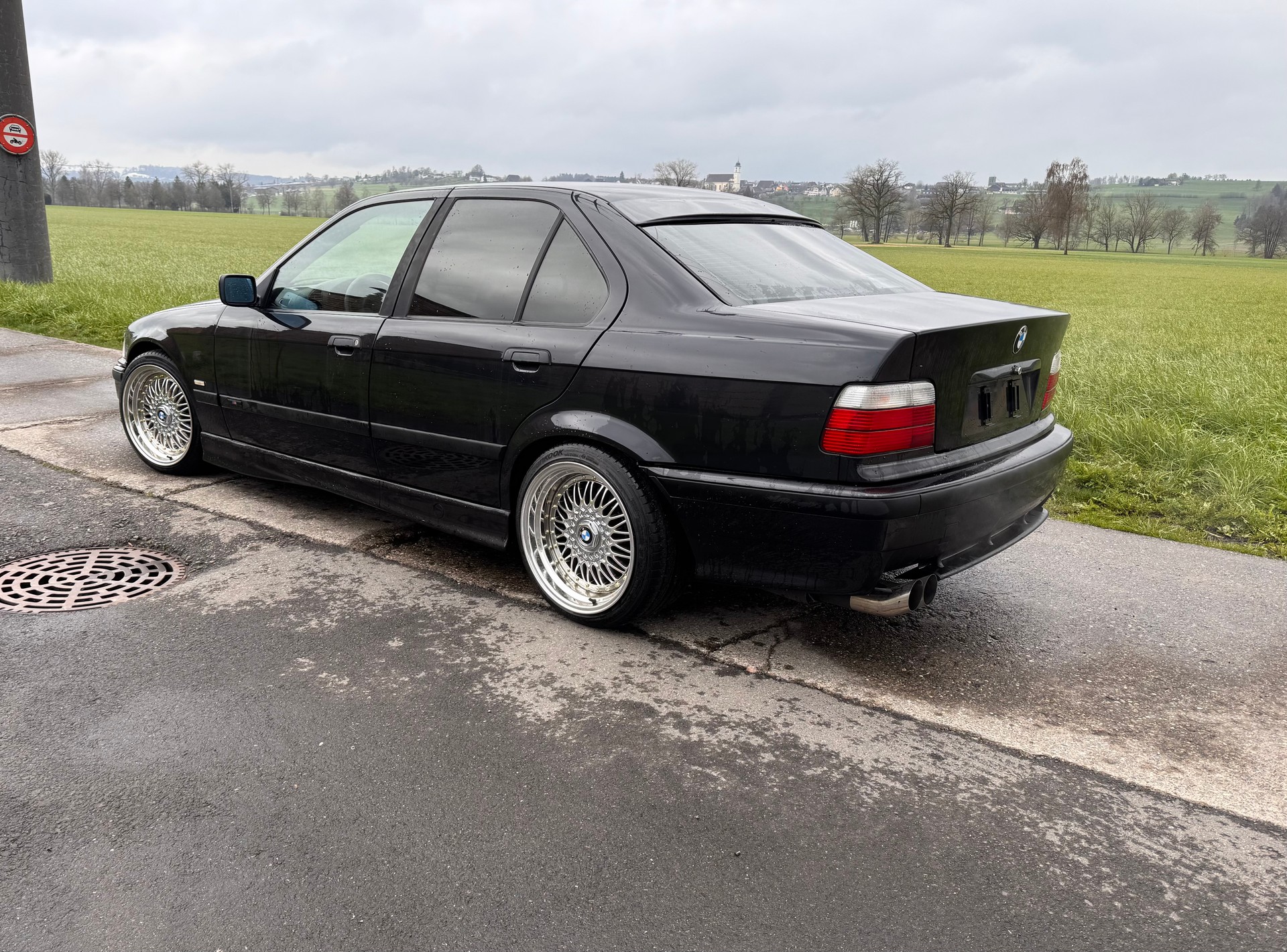 BMW 320i-image-9