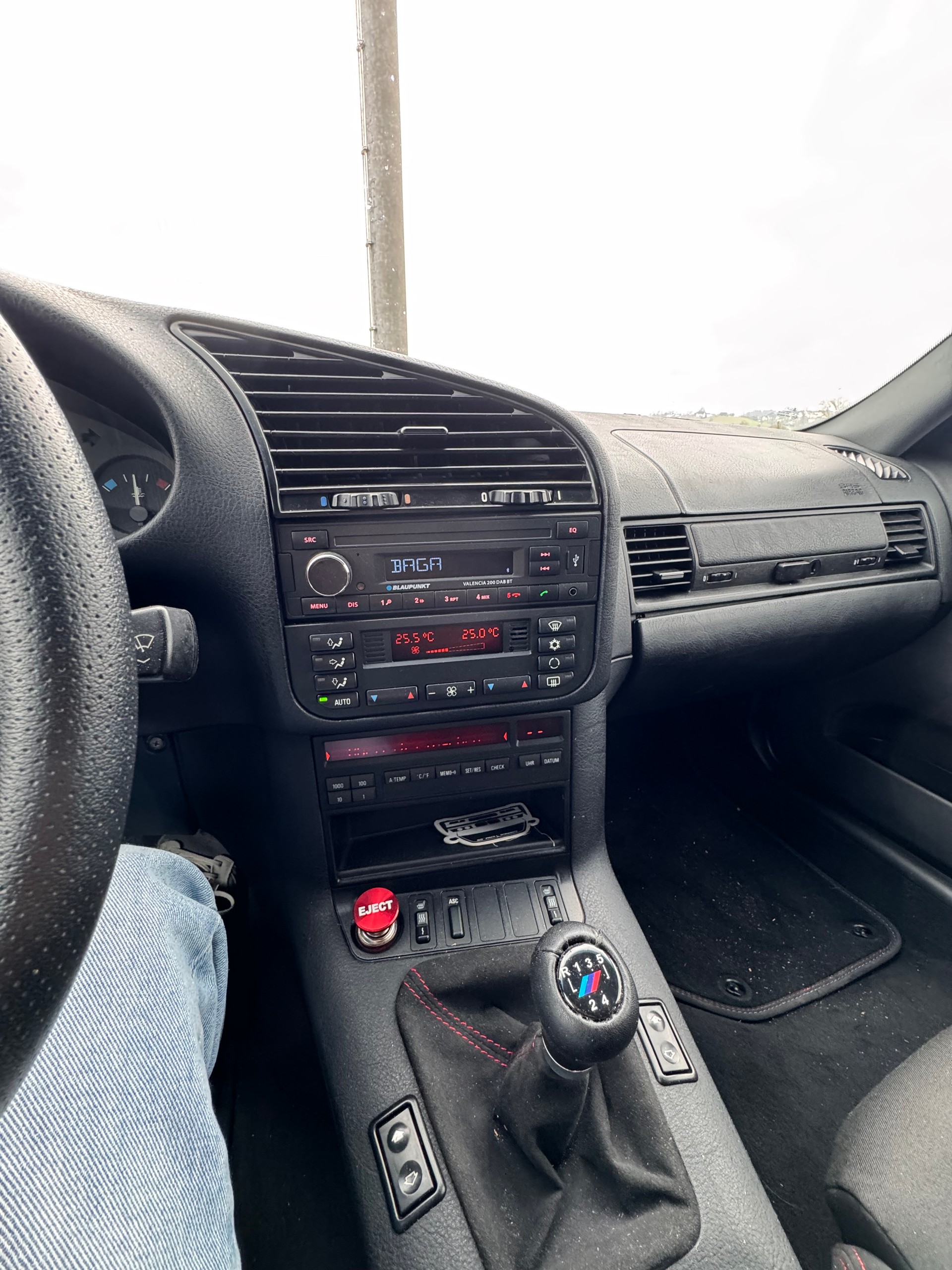 BMW 320i-image-3
