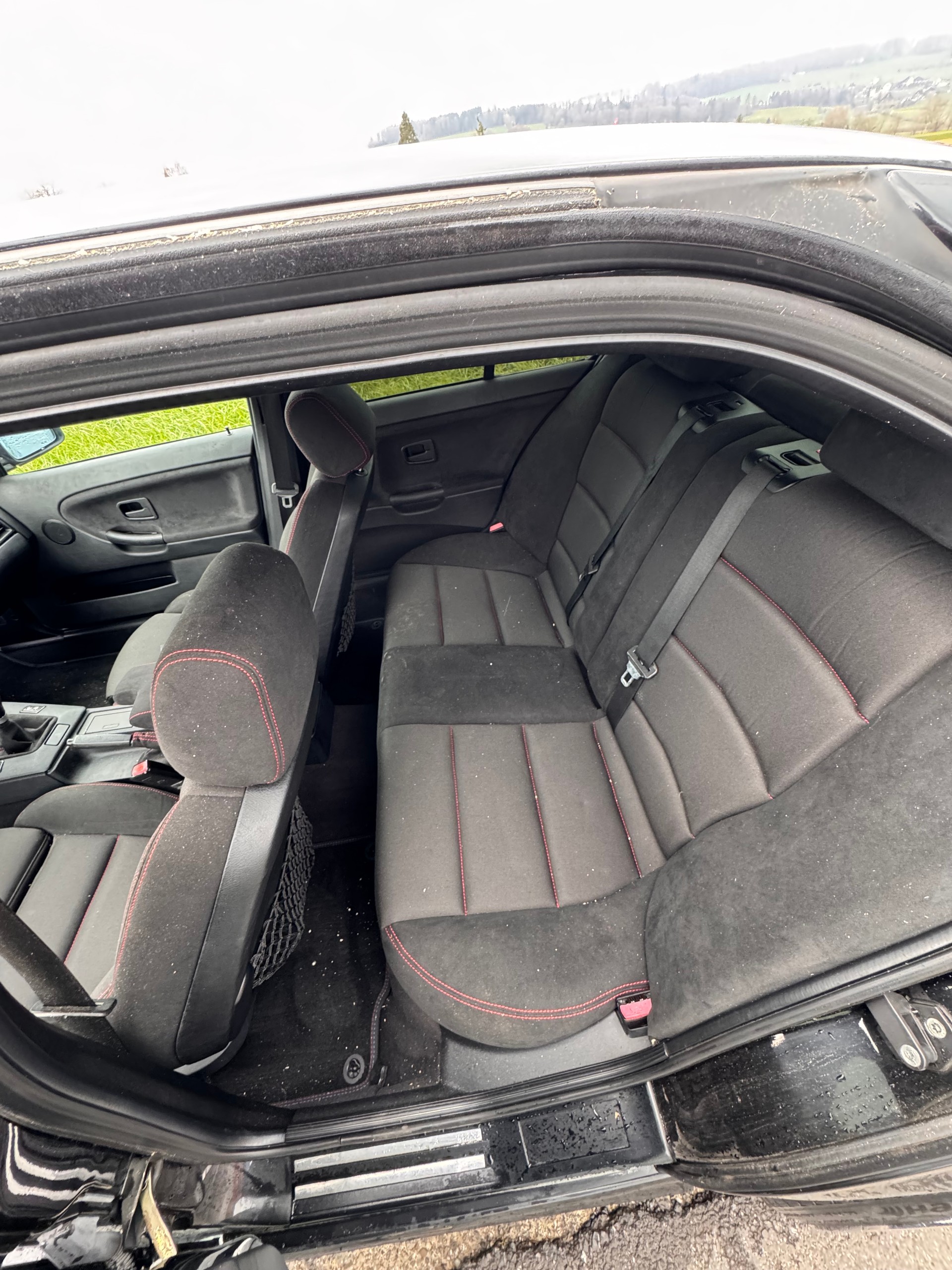 BMW 320i-image-4
