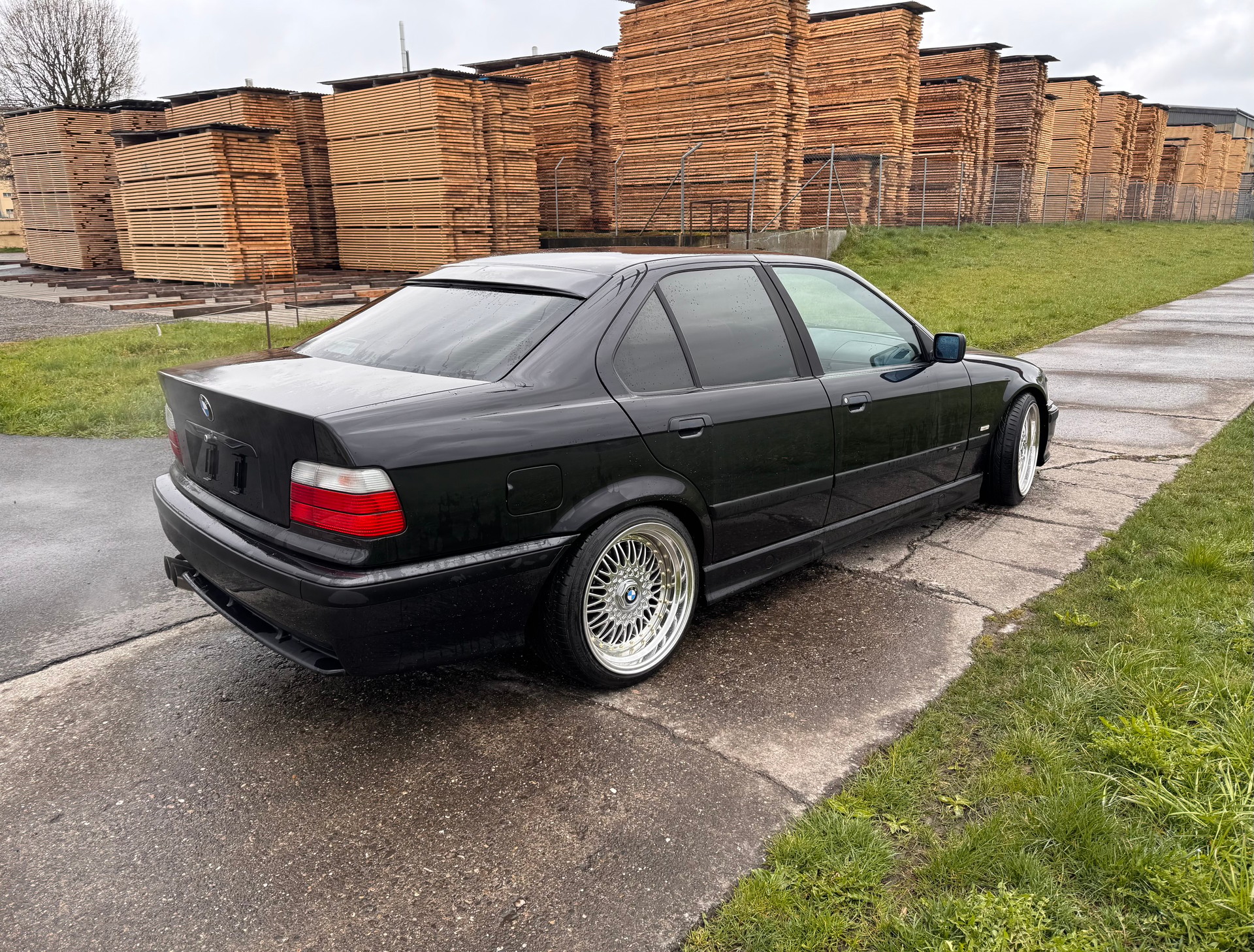 BMW 320i-image-10